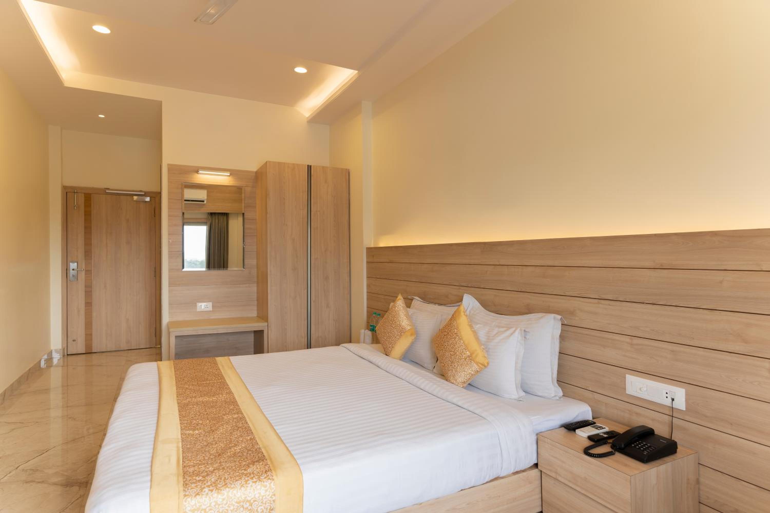 Deluxe King Room - Photo 1