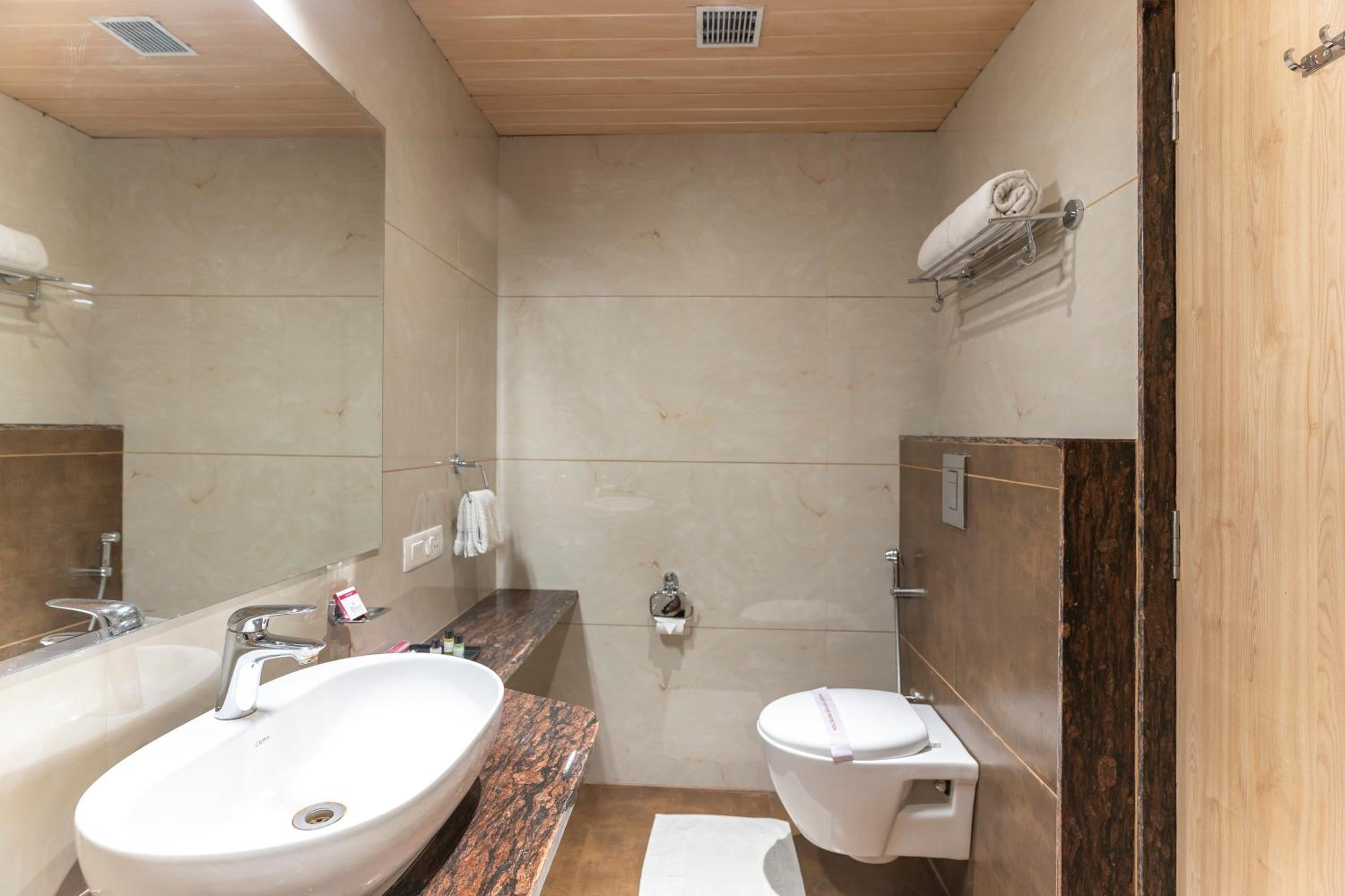 Deluxe King Room - Photo 3