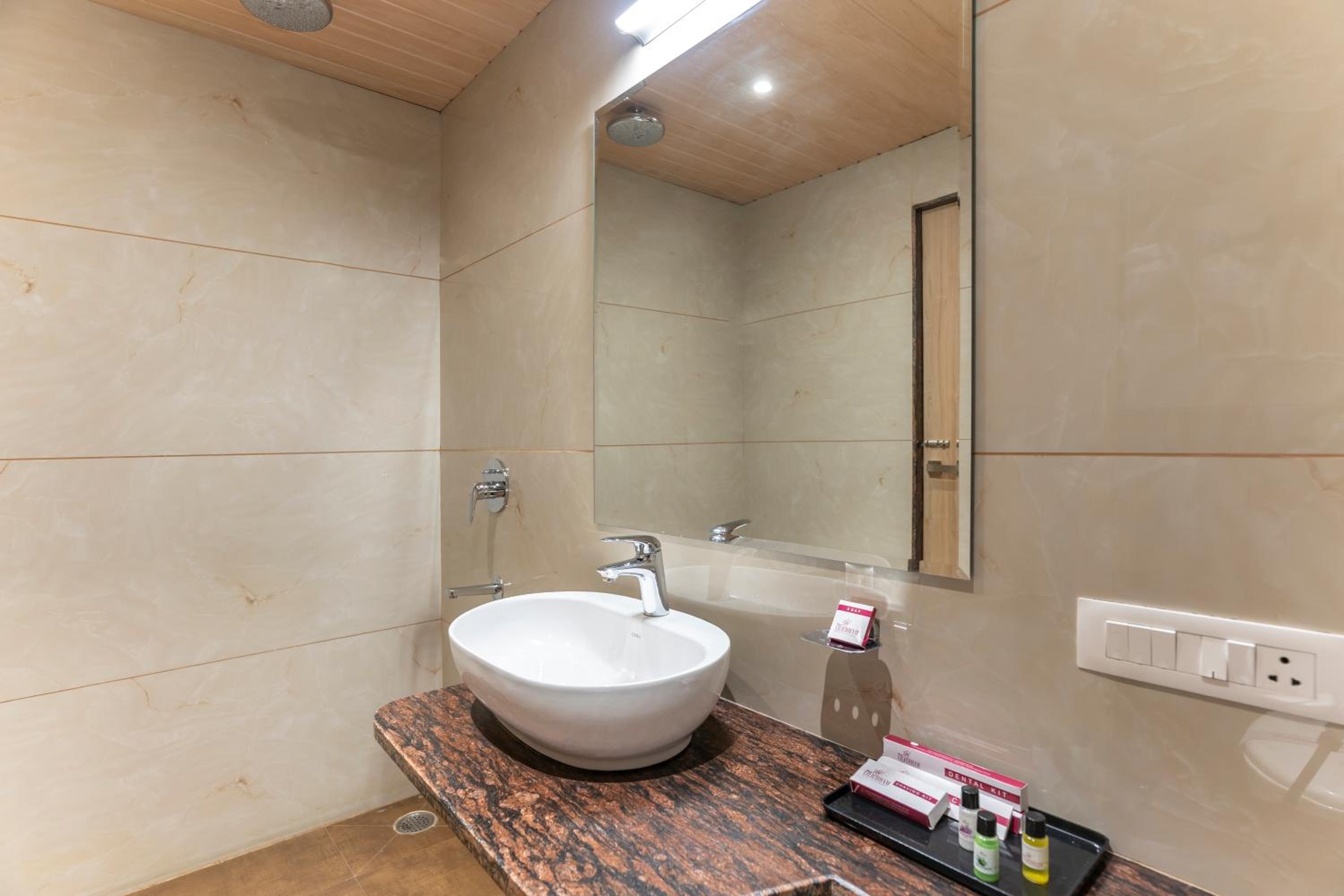 Deluxe King Room - Photo 4
