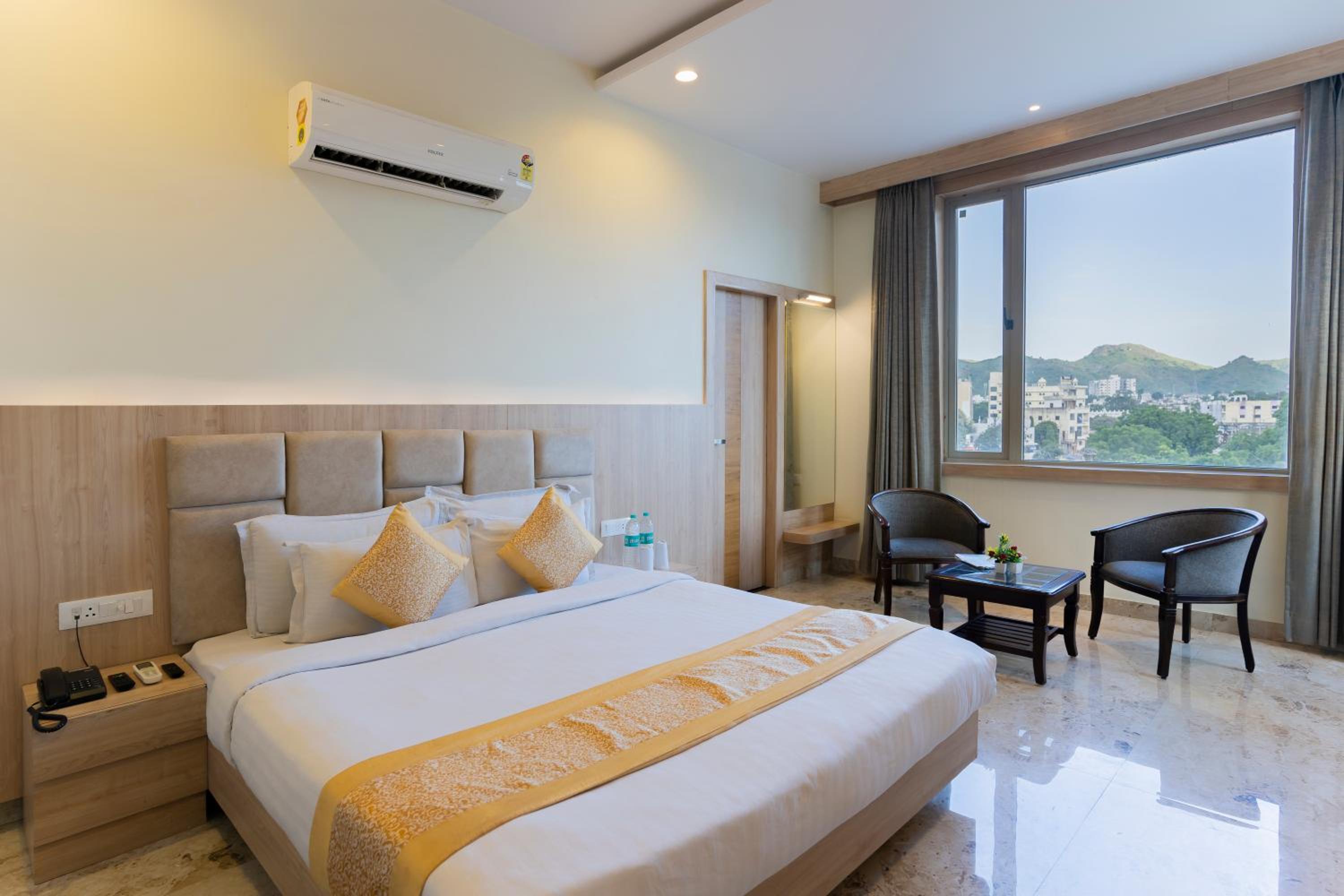 Deluxe King Room - Photo 2