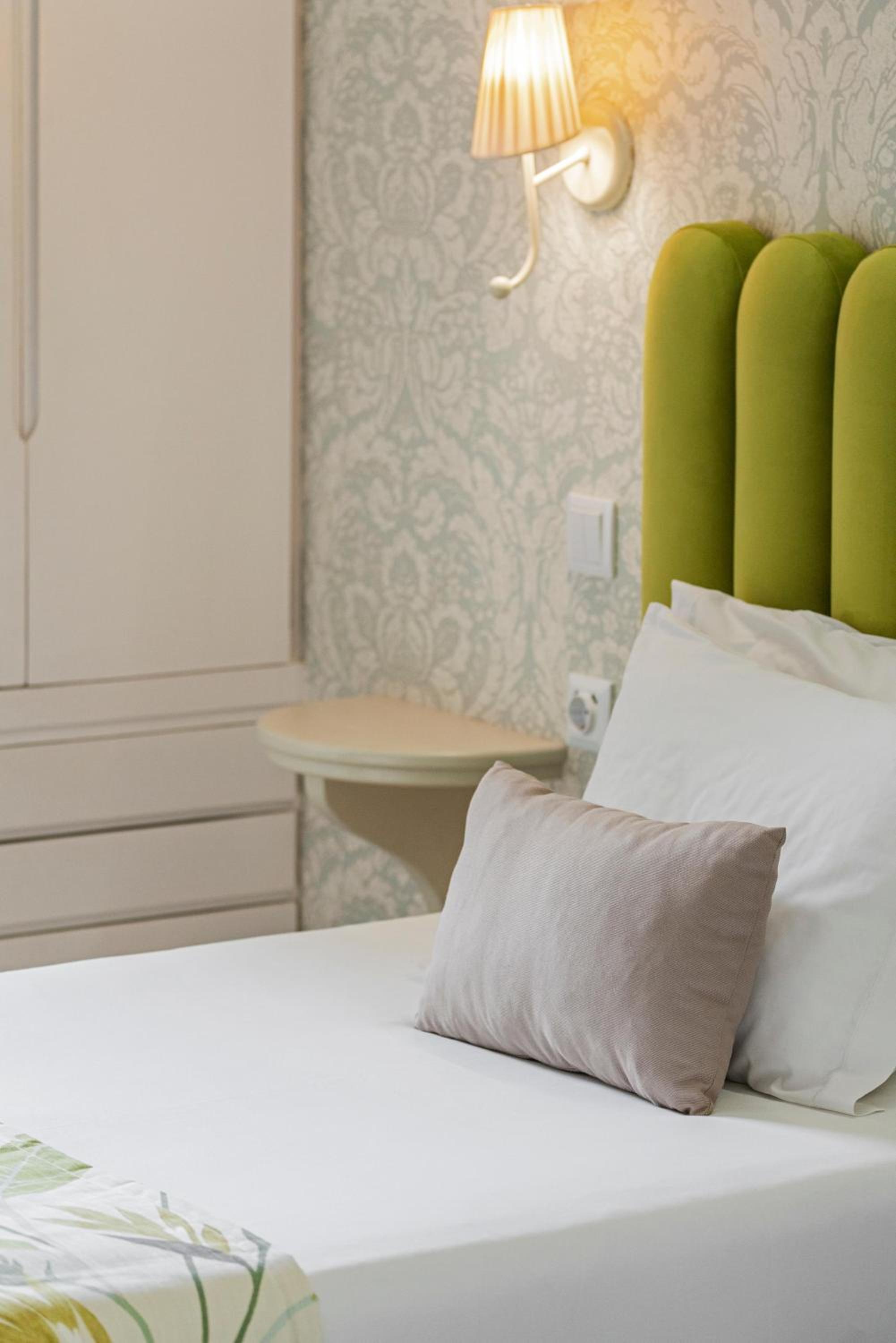 Standard Quadruple Room thumbnail 5