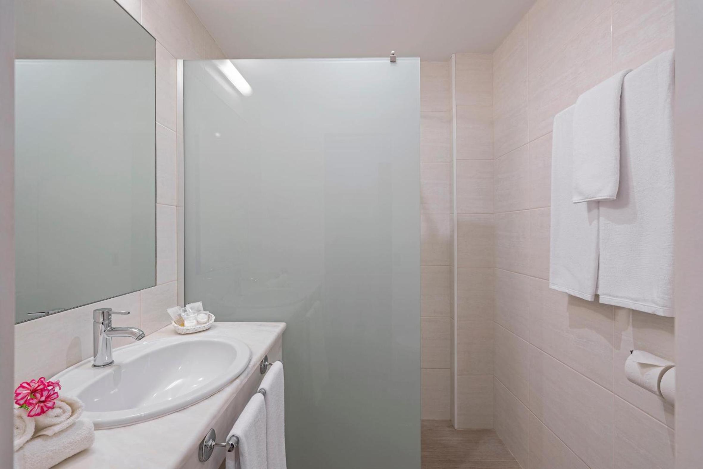 Standard Twin Room thumbnail 5