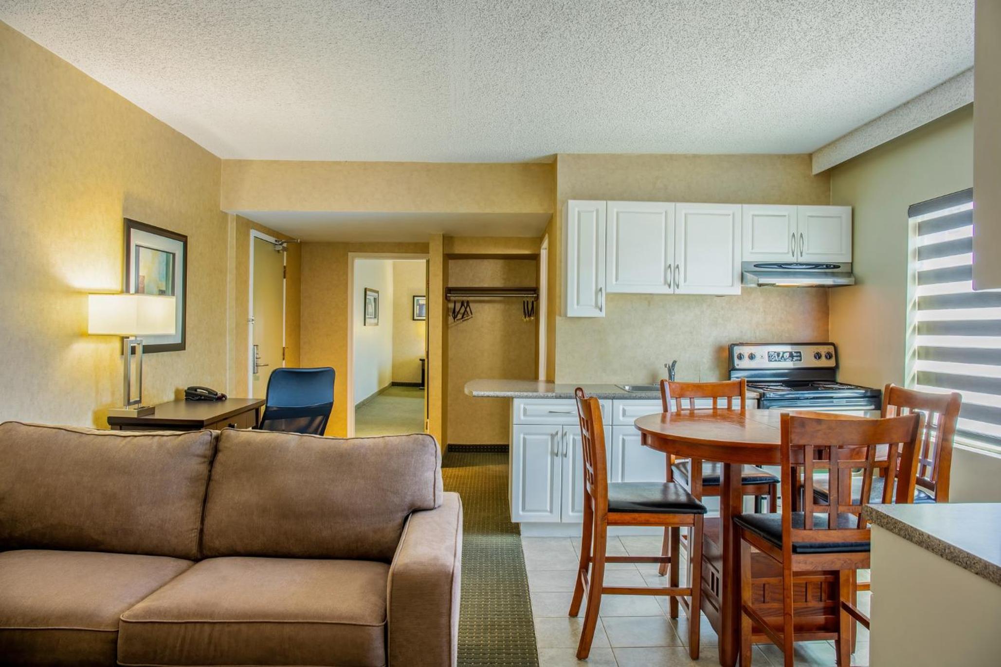 Deluxe King Suite with Spa Bath & Kitchen - Non-Smoking - Photo 3