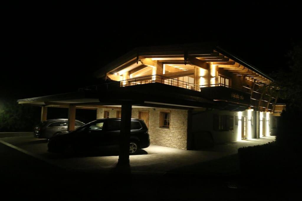 Three-Bedroom House photo 3