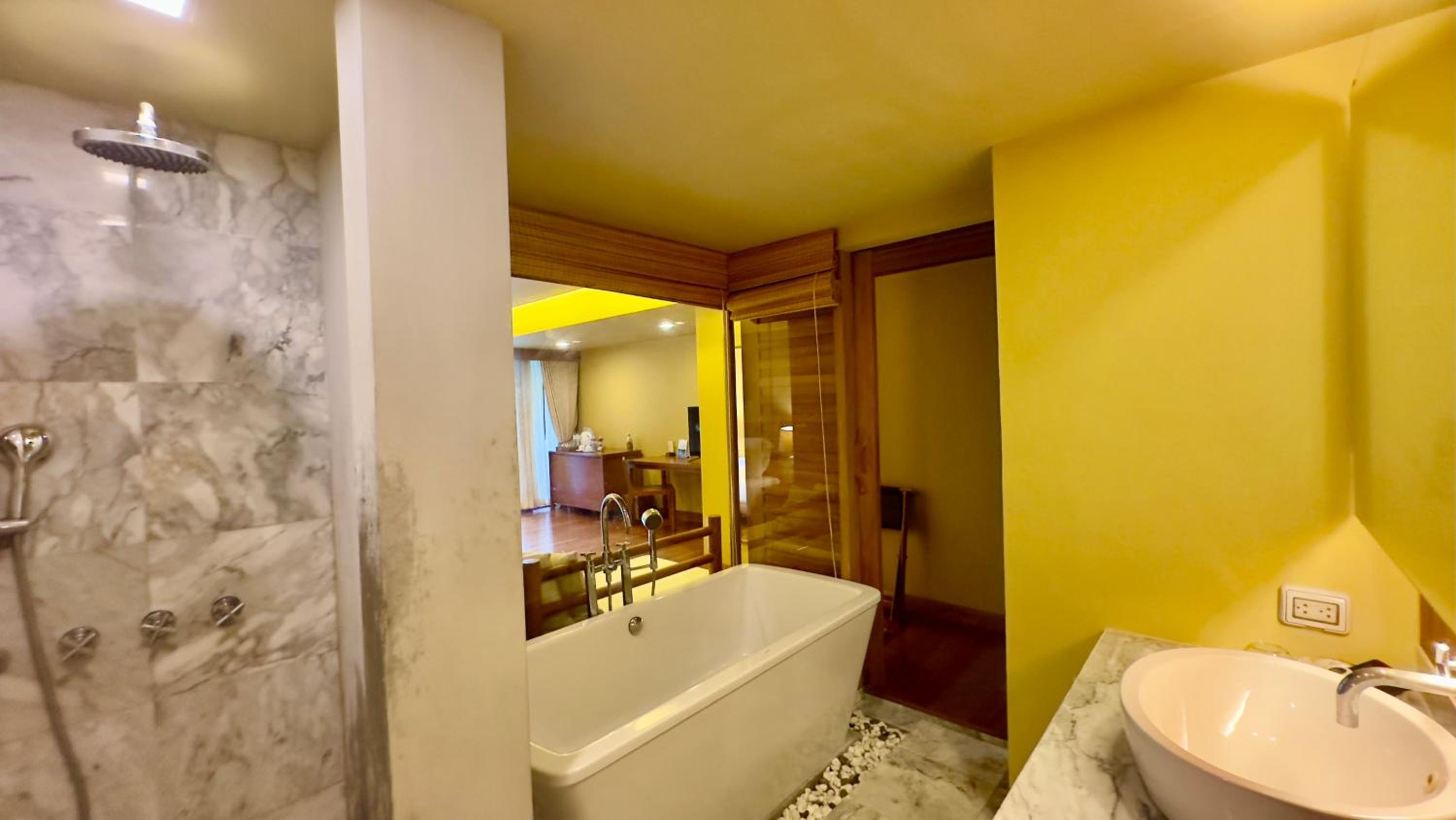 Grand Deluxe with Pool Access - Photo 15