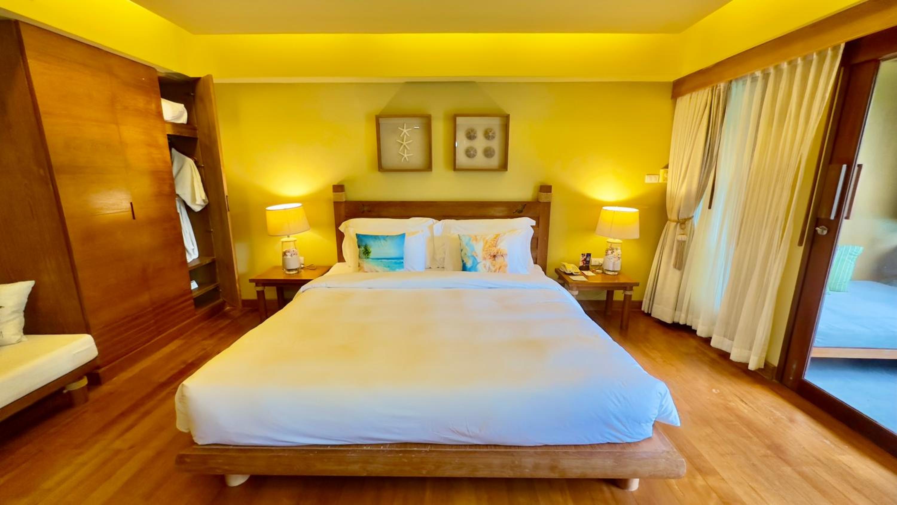 Grand Deluxe with Pool Access - Photo 14