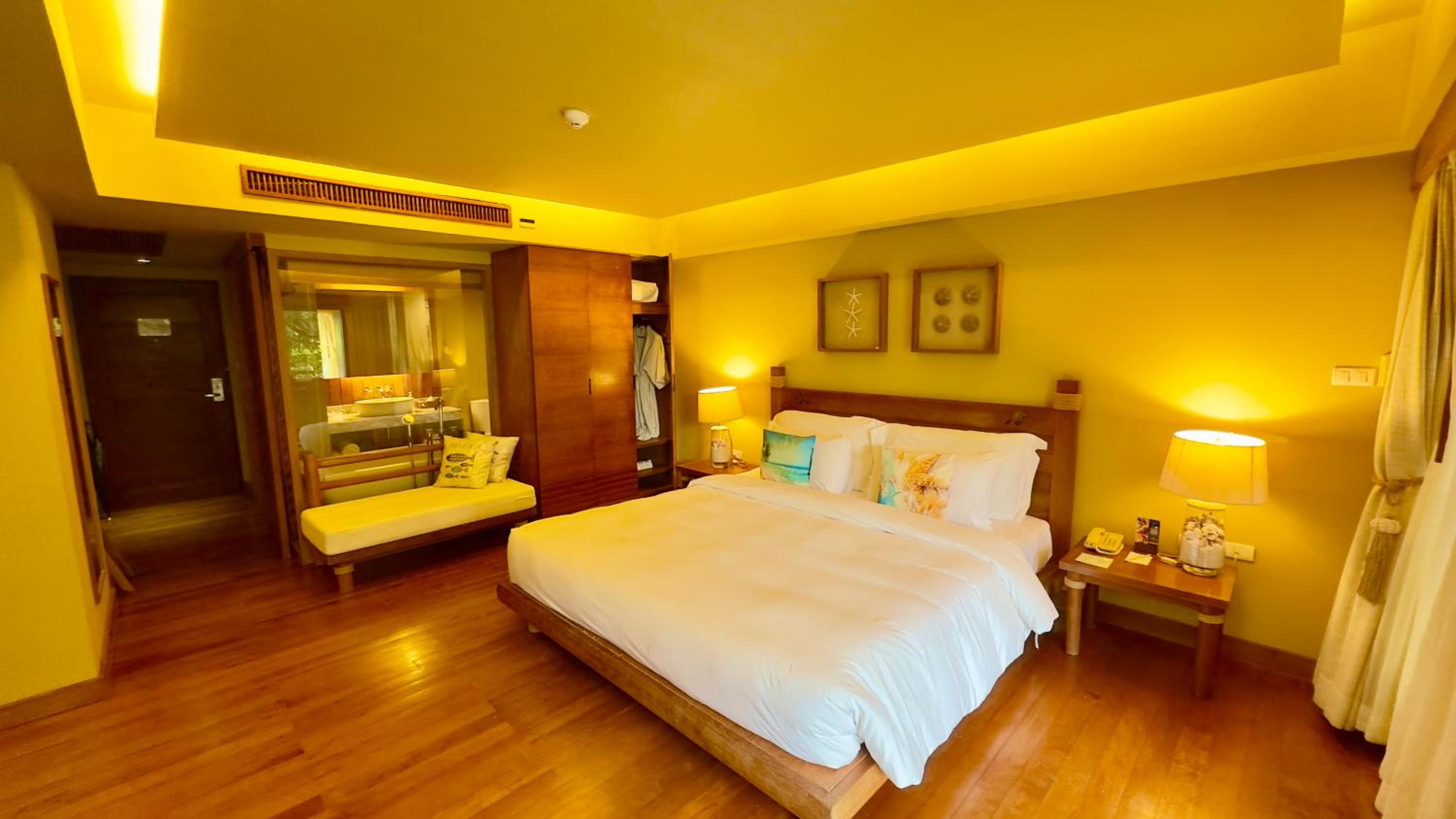 Grand Deluxe with Pool Access - Photo 12