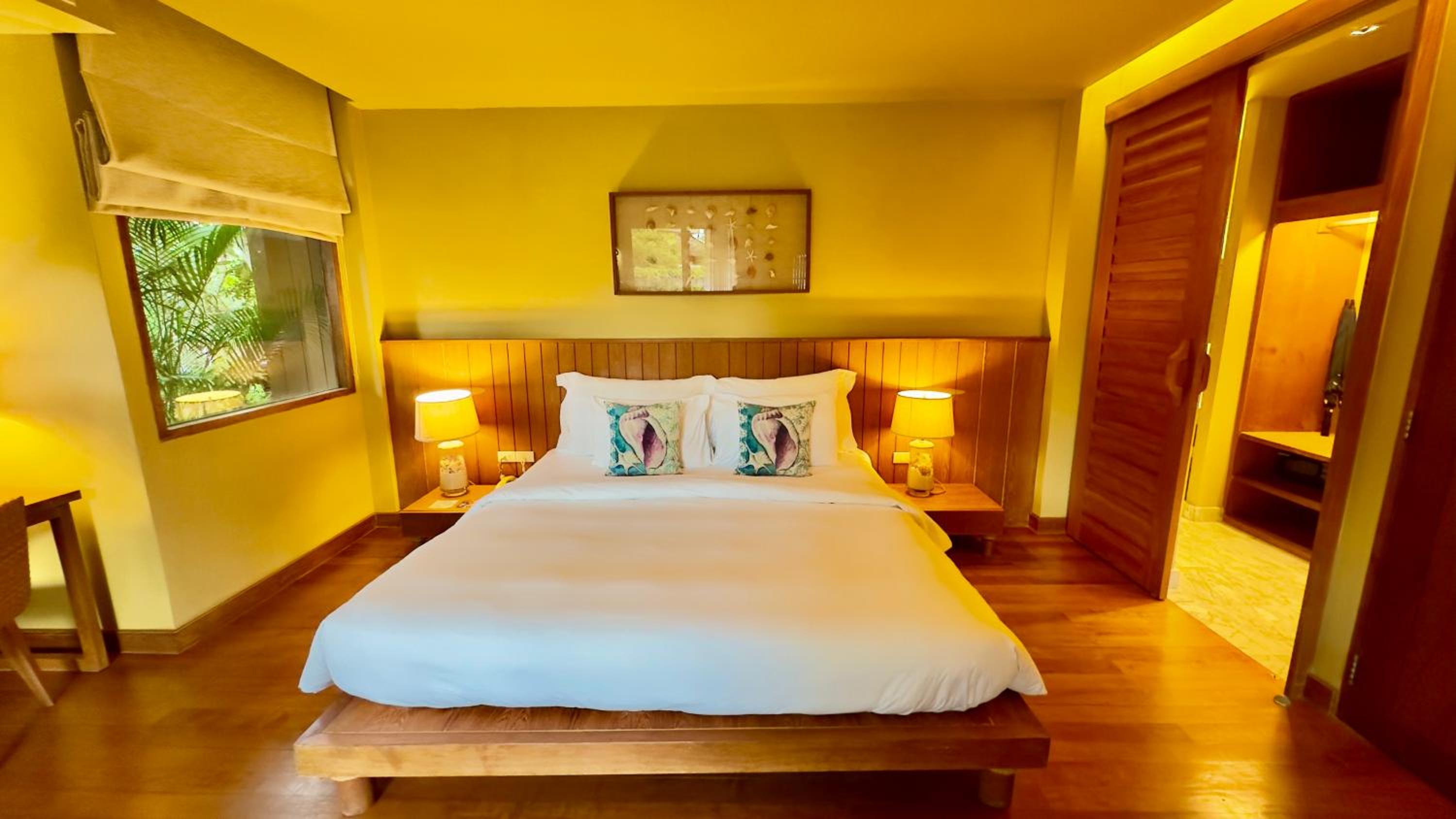 Grand Deluxe with Pool Access - Photo 5