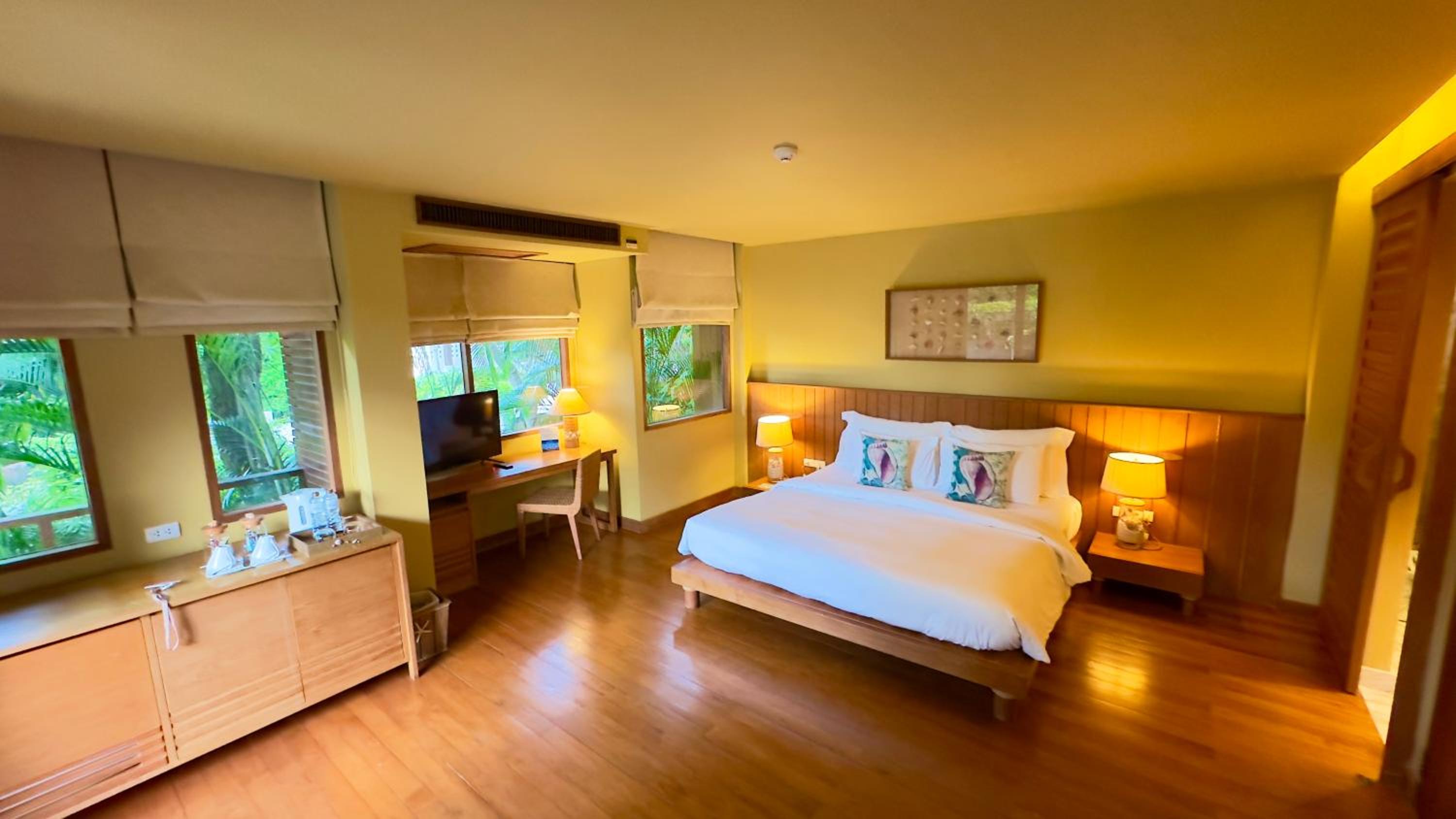 Grand Deluxe with Pool Access - Photo 6