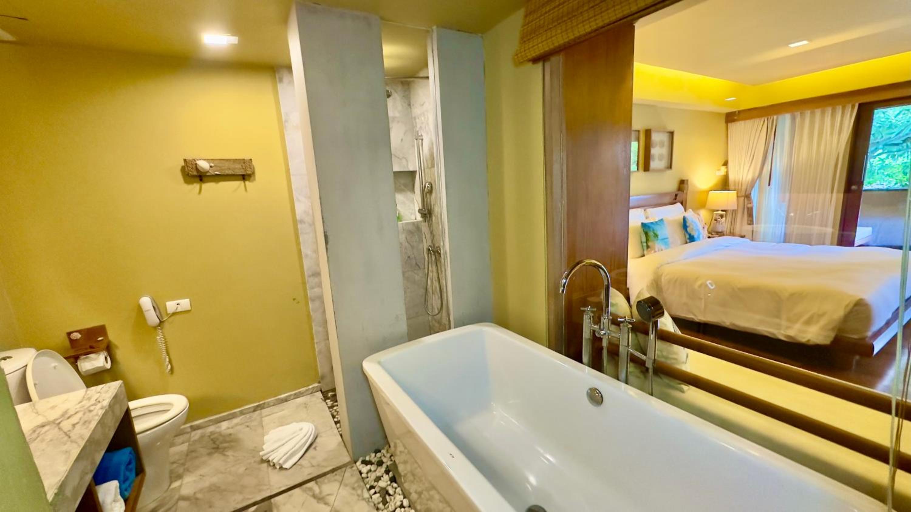 Grand Deluxe with Pool Access - Photo 18