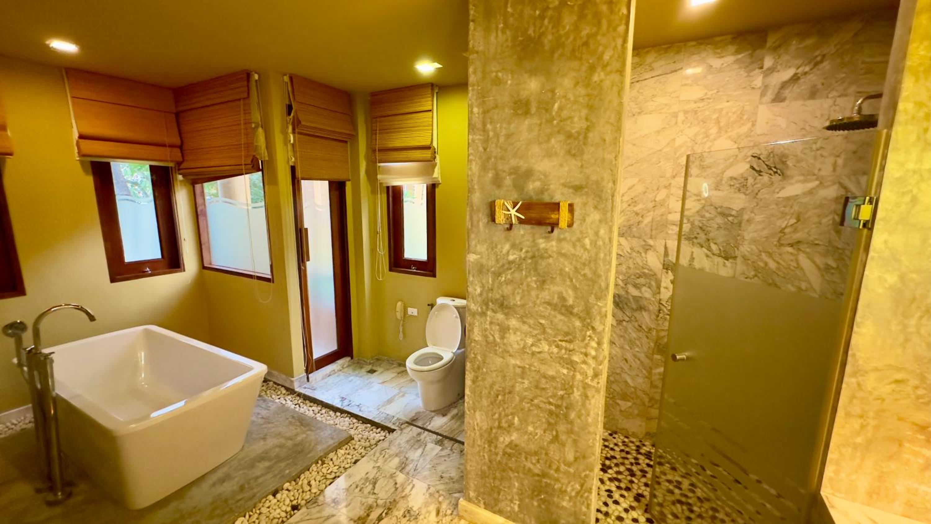 Grand Deluxe with Pool Access - Photo 9