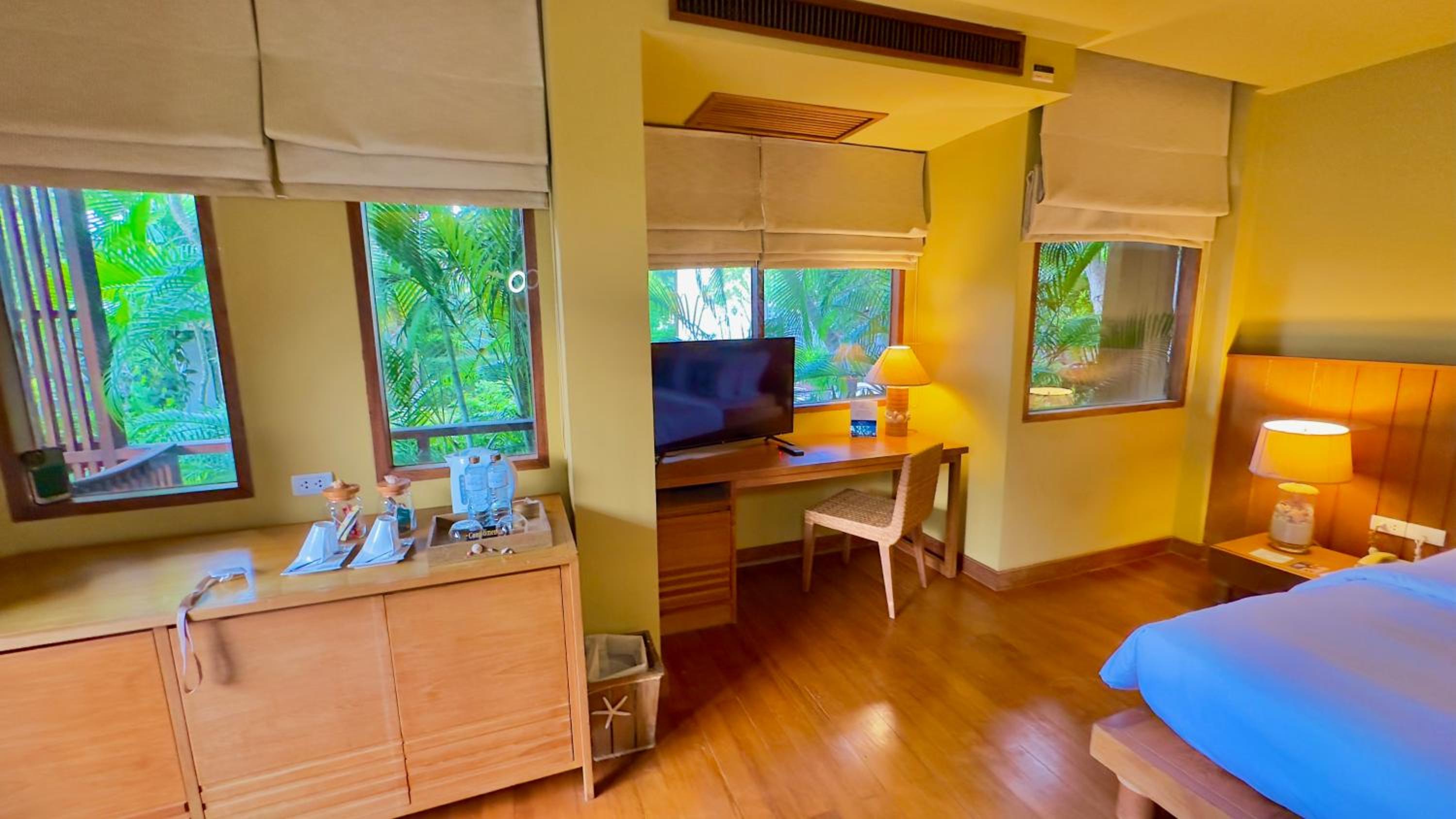 Grand Deluxe with Pool Access - Photo 17