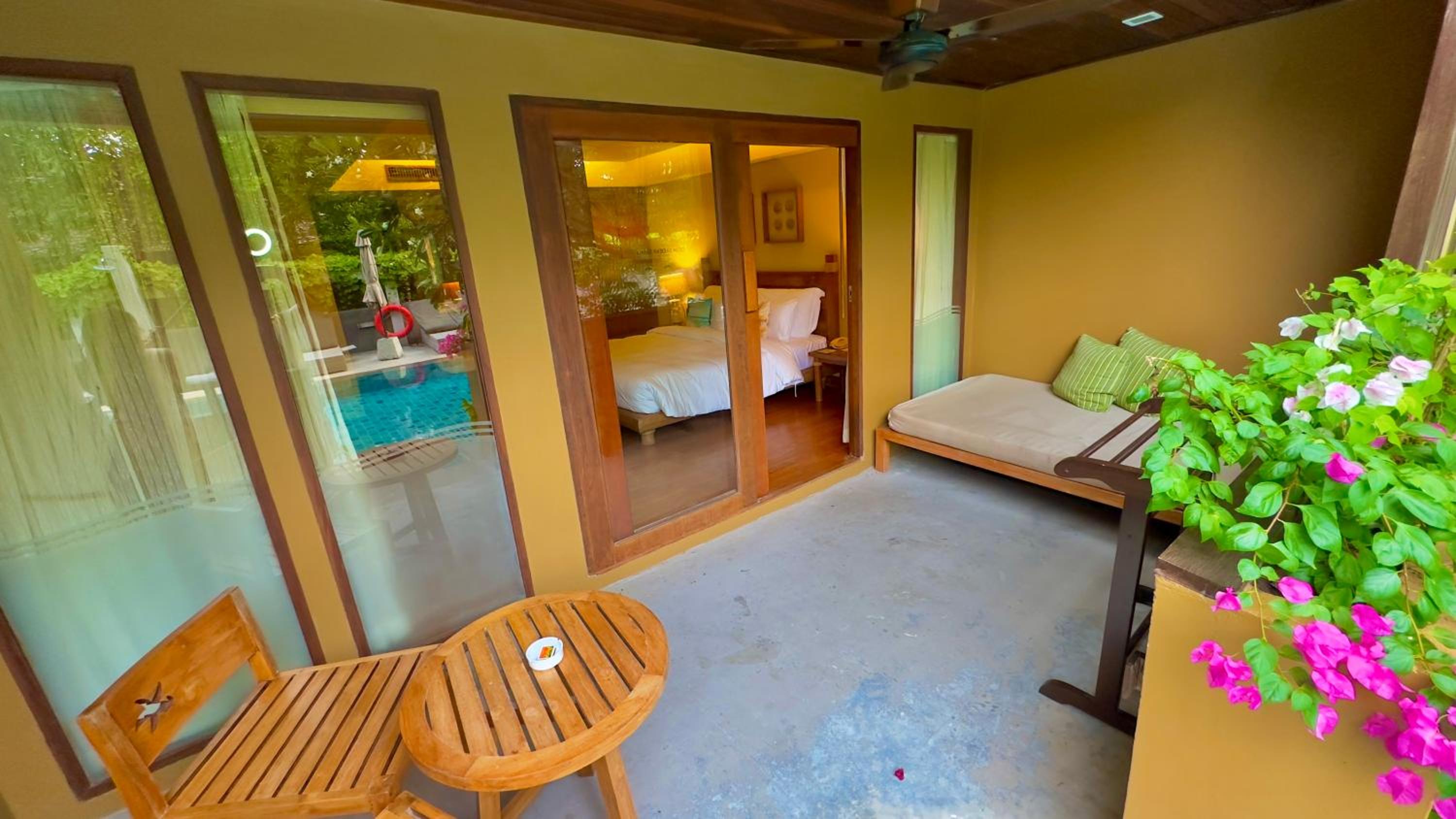 Grand Deluxe with Pool Access - Photo 8