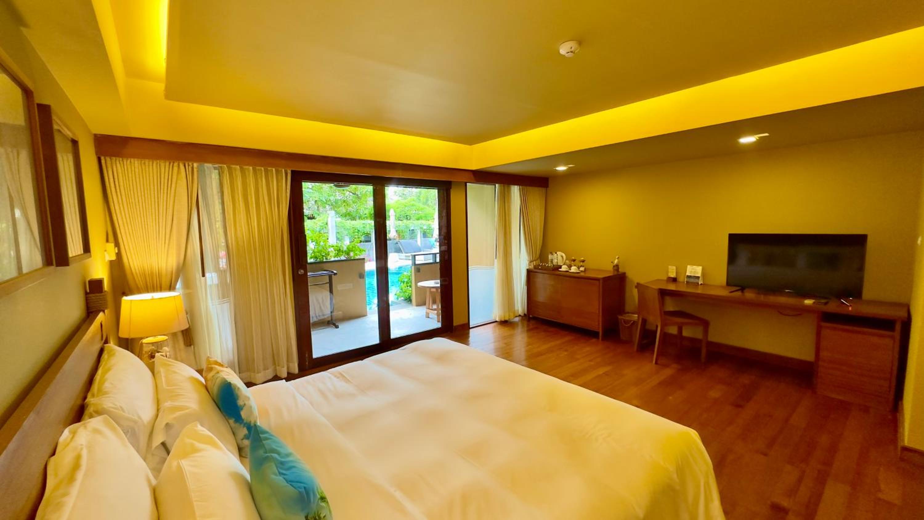 Grand Deluxe with Pool Access - Photo 1