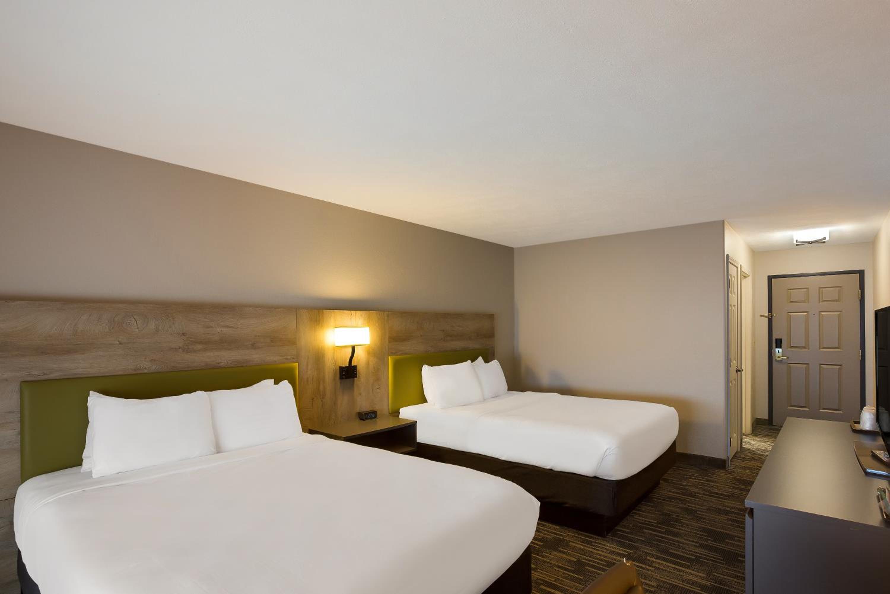 Queen Room with Two Queen Beds - Photo 1