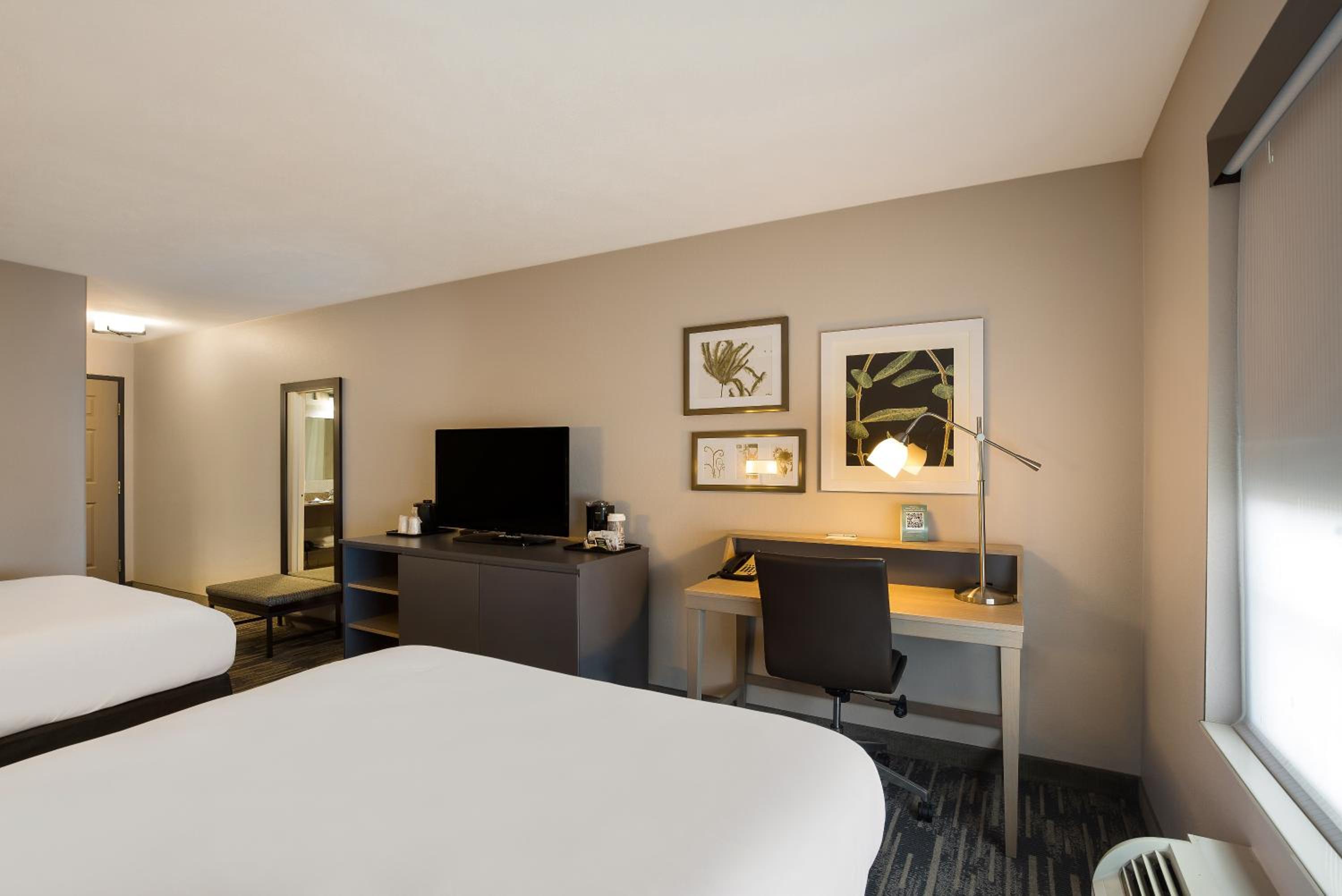 Queen Room with Two Queen Beds - Photo 5