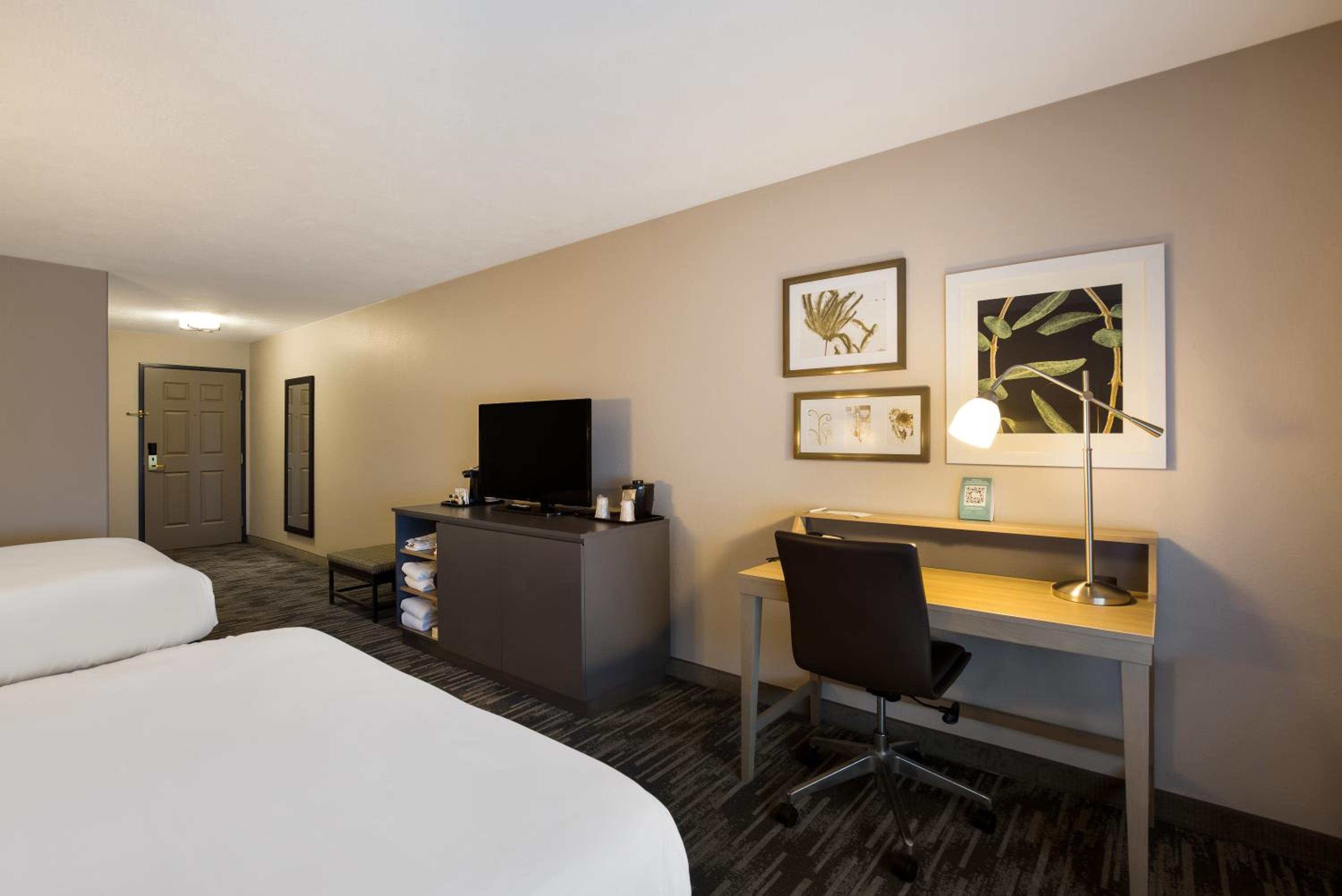 Queen Room with Two Queen Beds - Disability Access/Non-Smoking - Photo 3