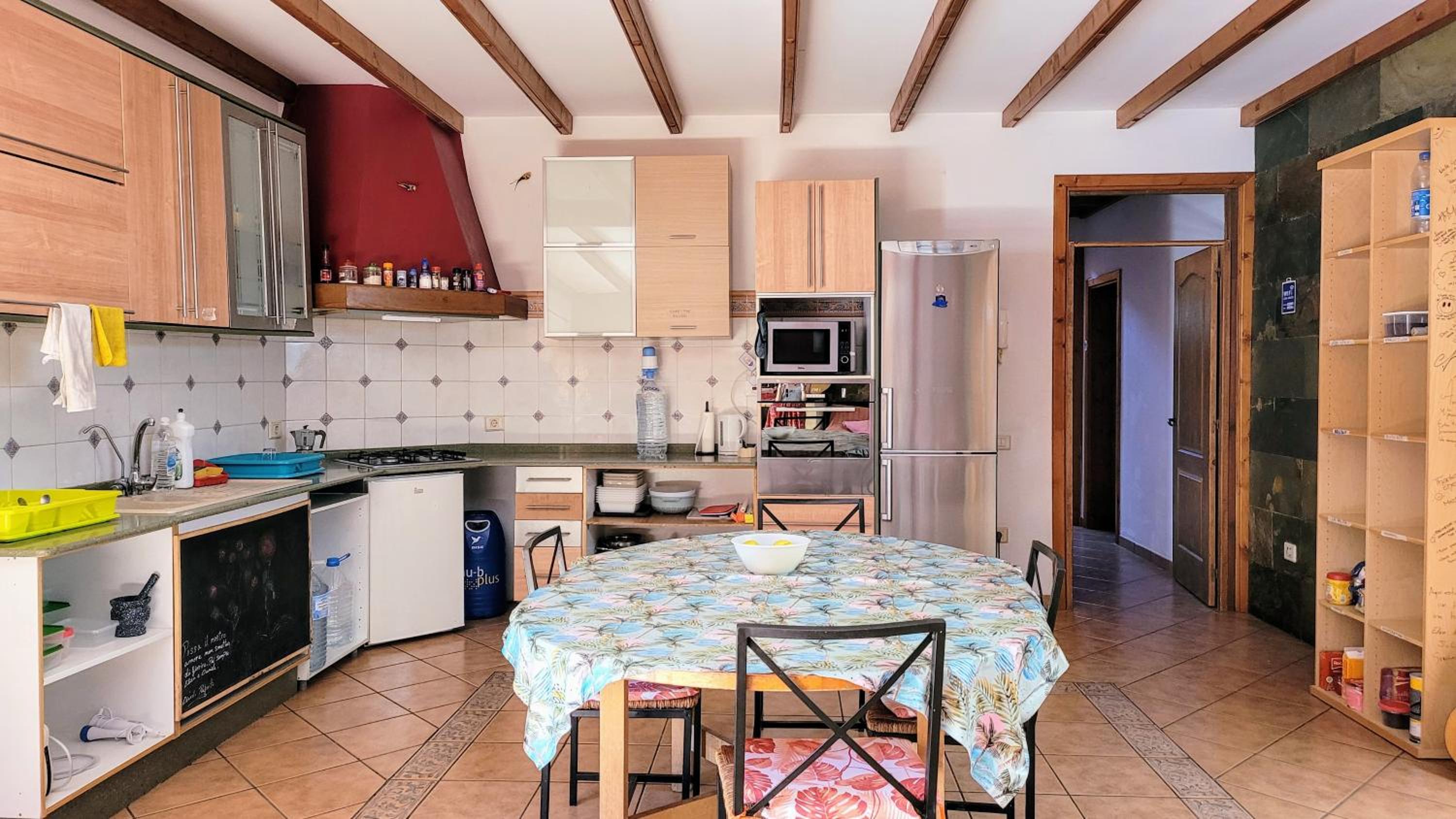 Cama individual en habitación compartida femenina