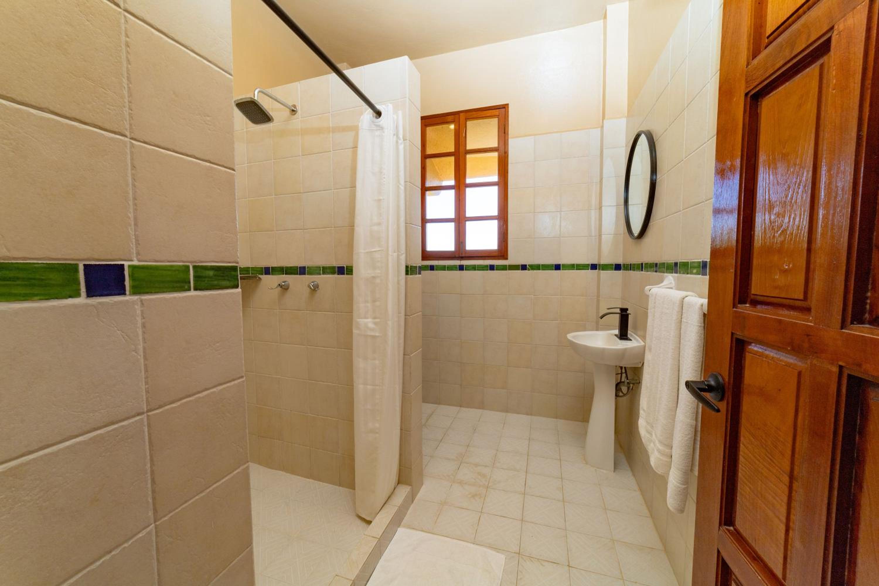 King Suite with Balcony - Photo 4