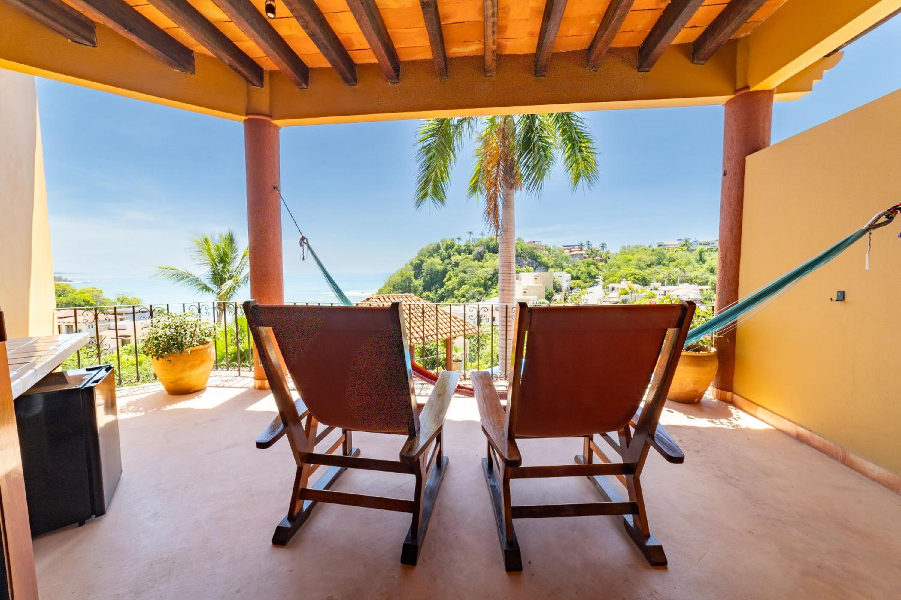 King Suite with Balcony - Photo 7