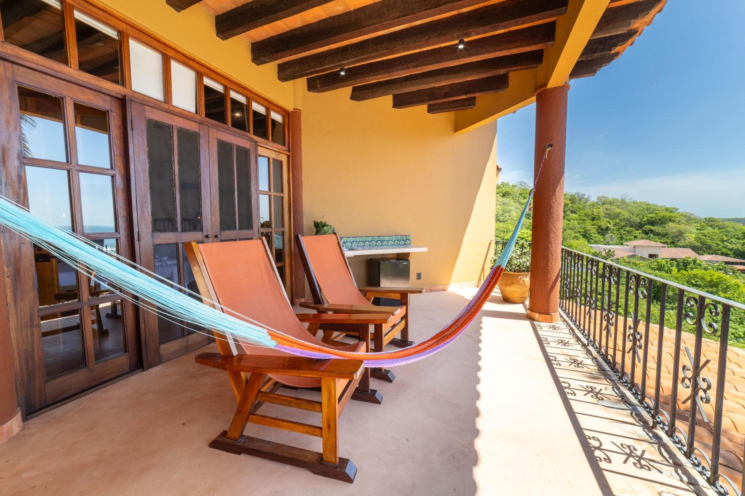 King Suite with Balcony - Photo 9