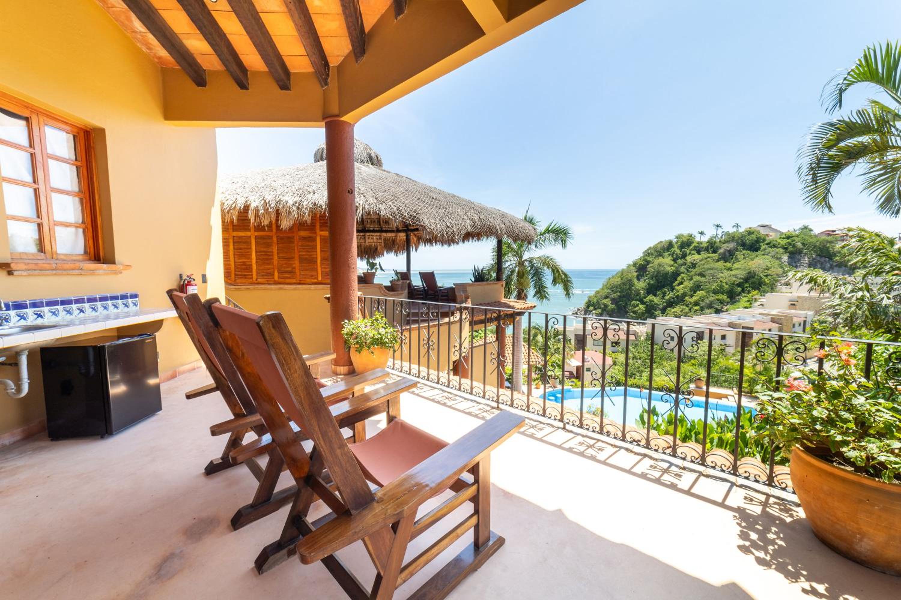 King Suite with Balcony - Photo 10