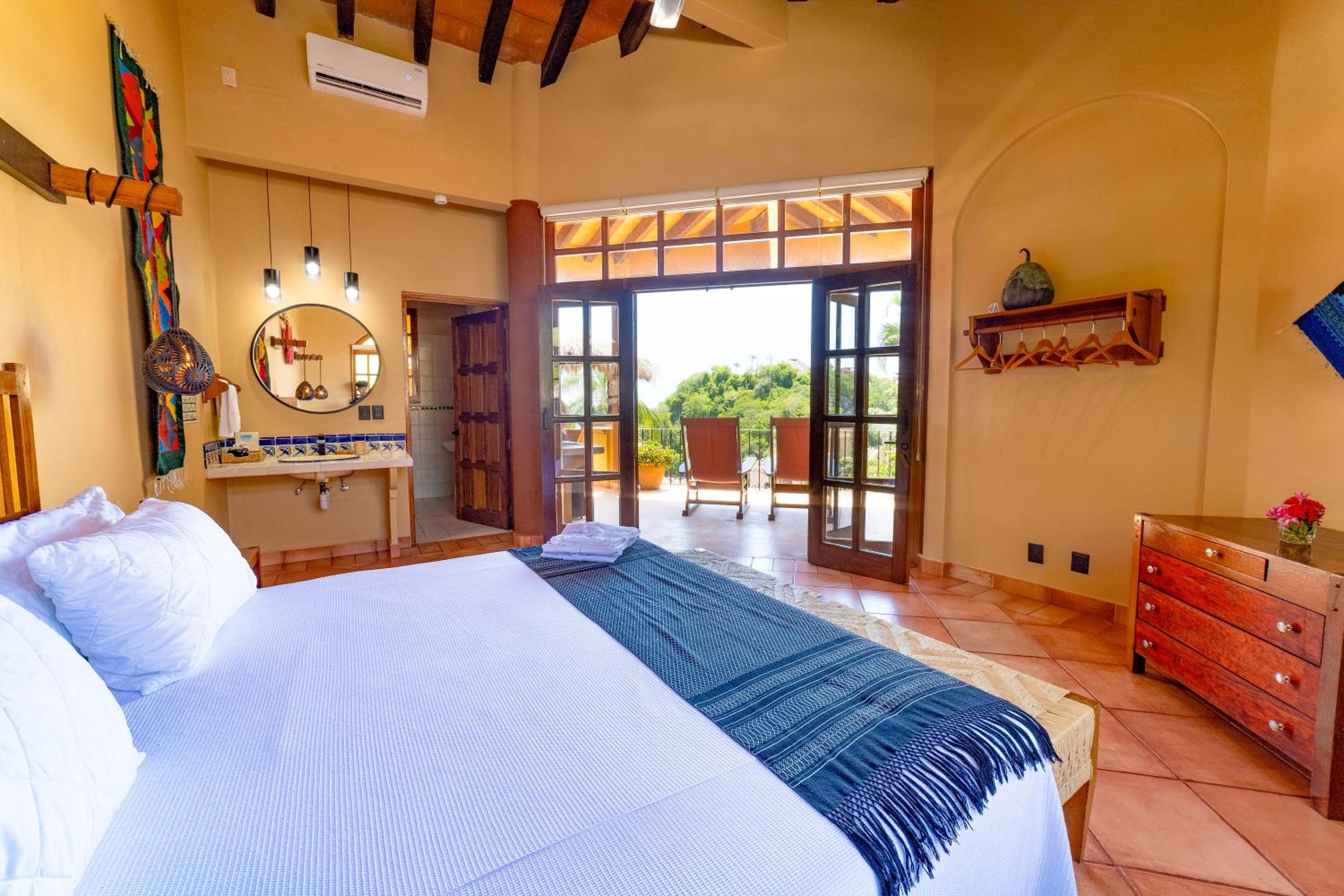 King Suite with Balcony - Photo 1