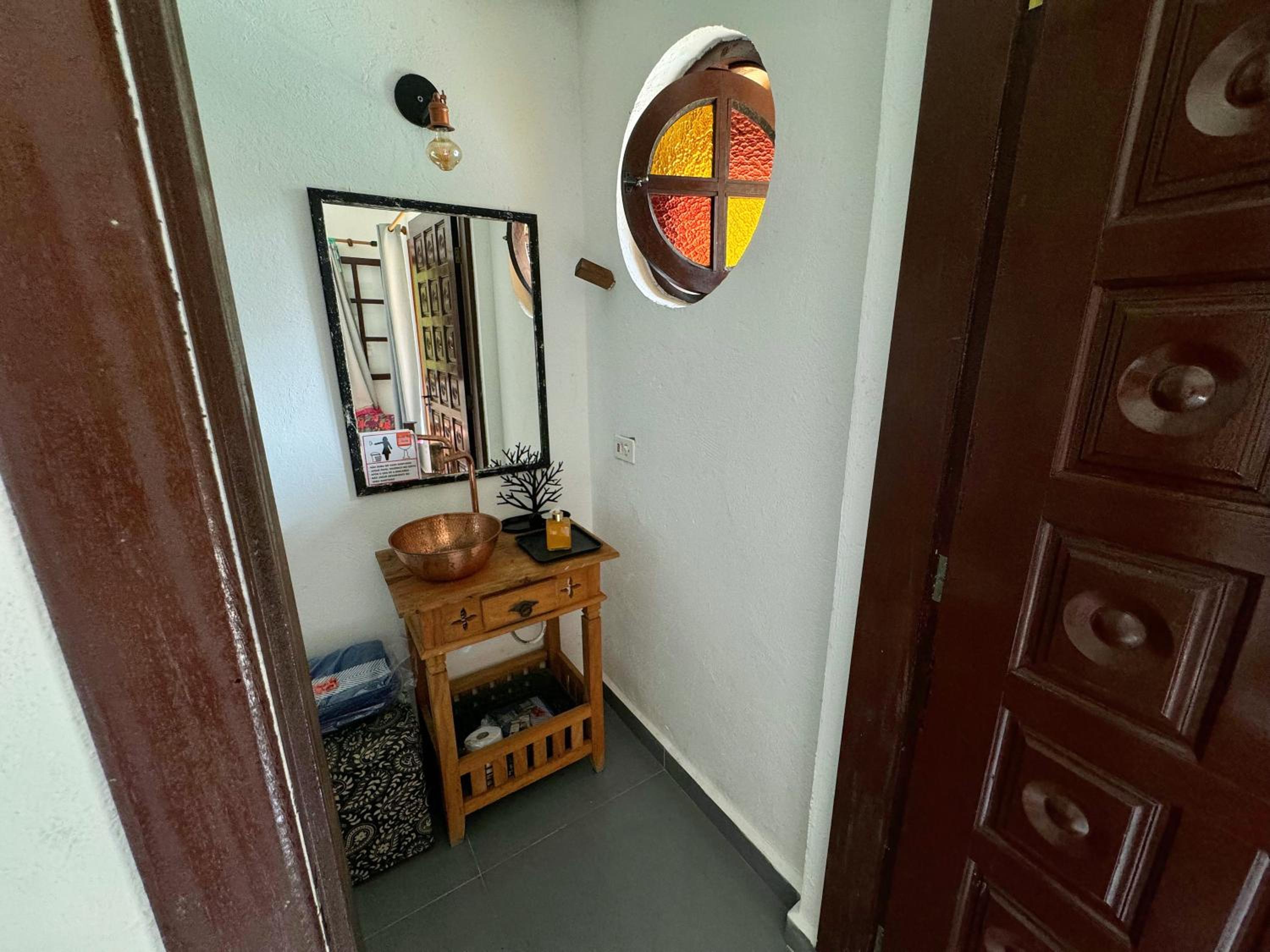 Double Room with Pool View - Photo 10