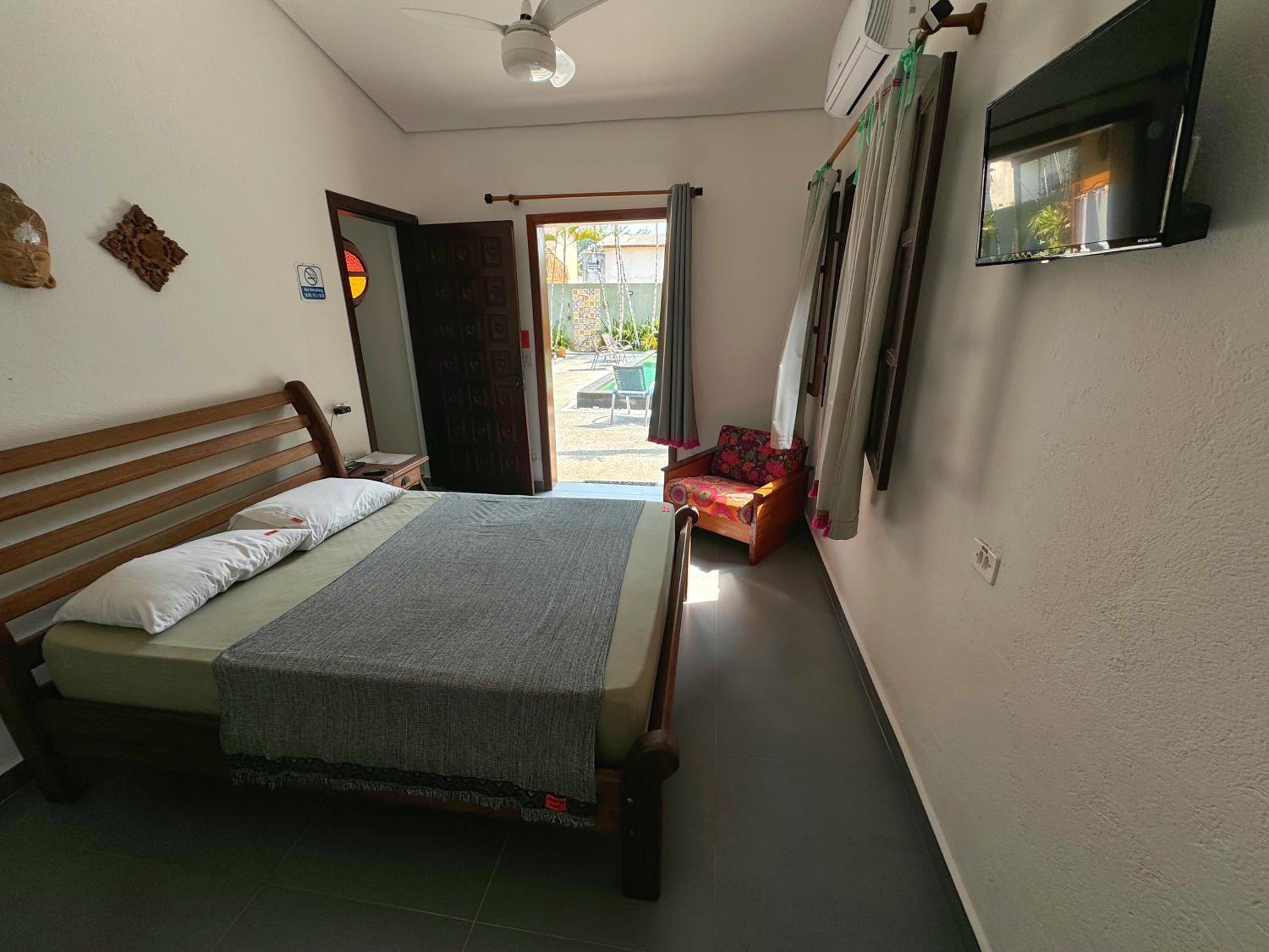 Double Room with Pool View - Photo 8