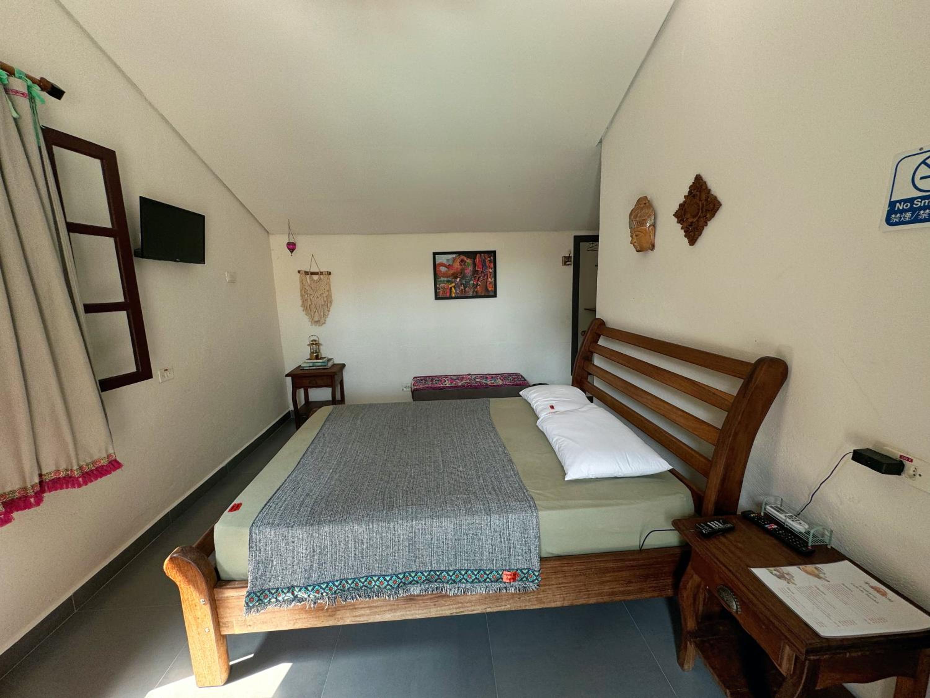 Double Room with Pool View - Photo 3