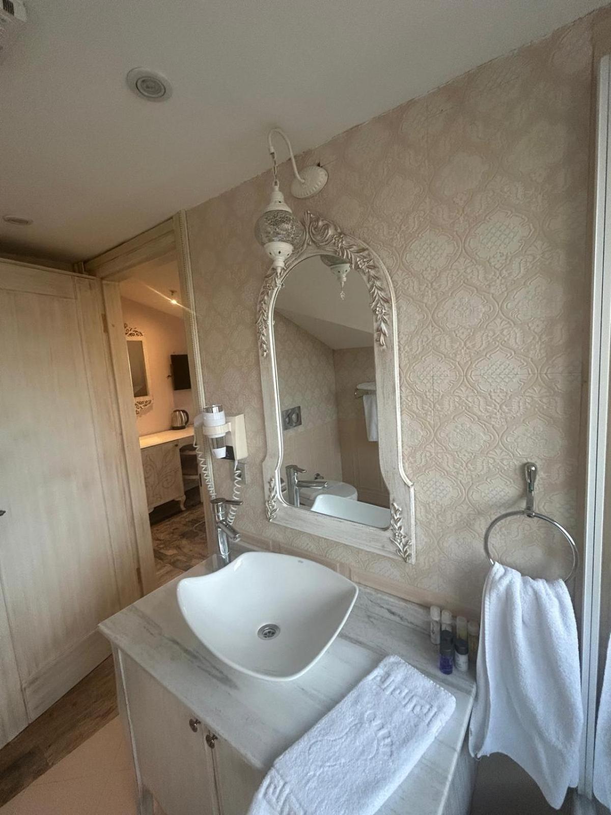Standard King Room photo 3