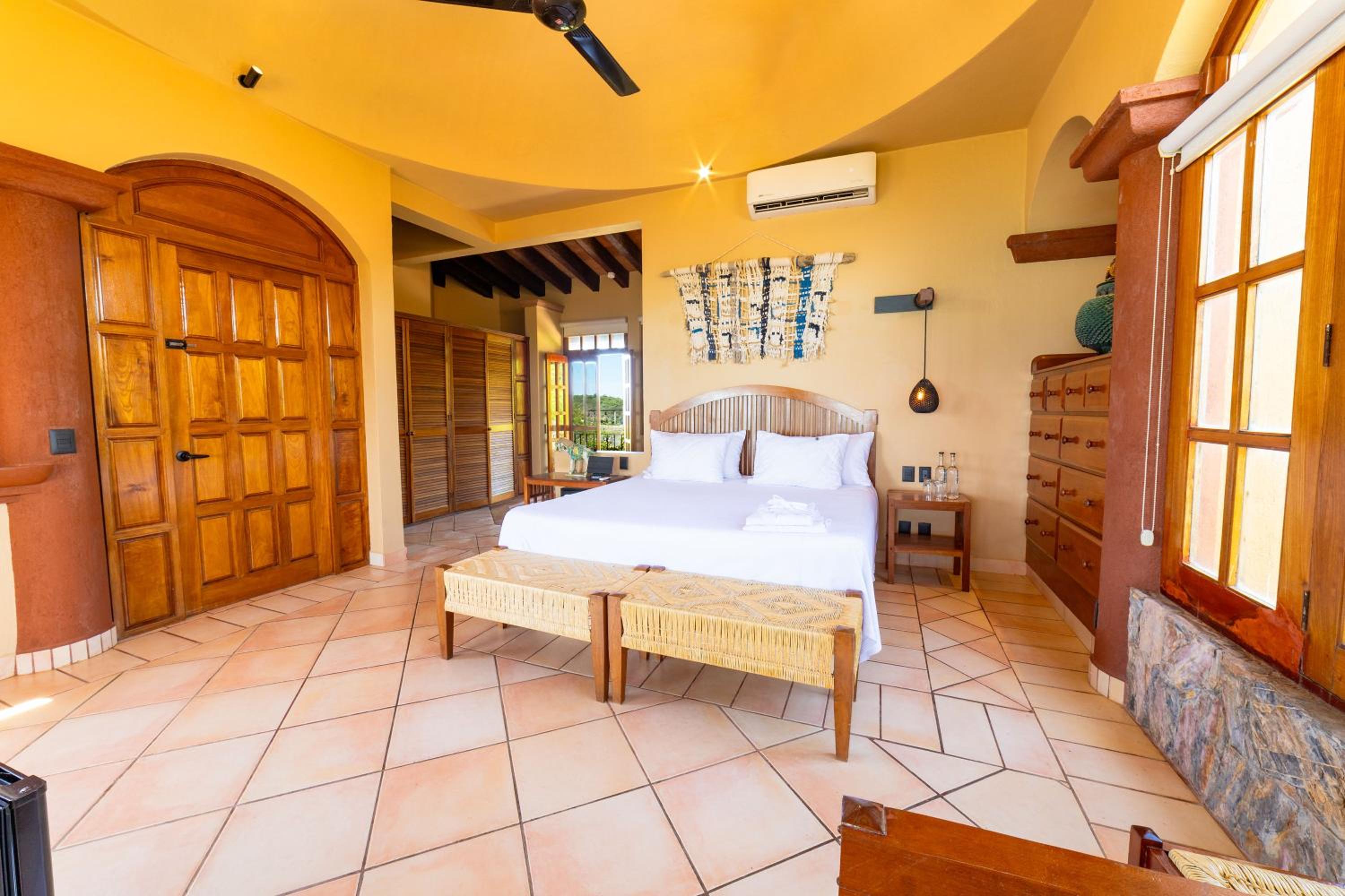 Executive Suite - Photo 5