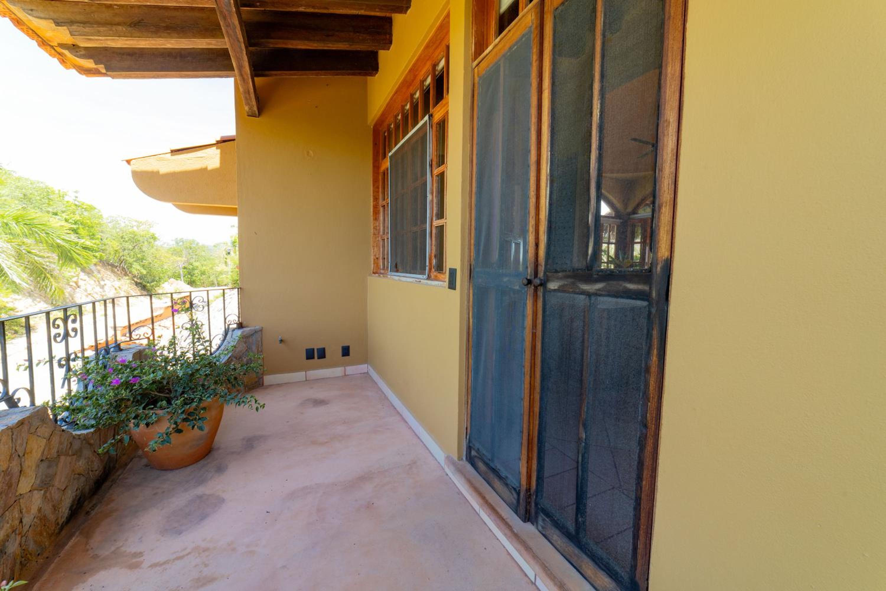 Executive Suite - Photo 9