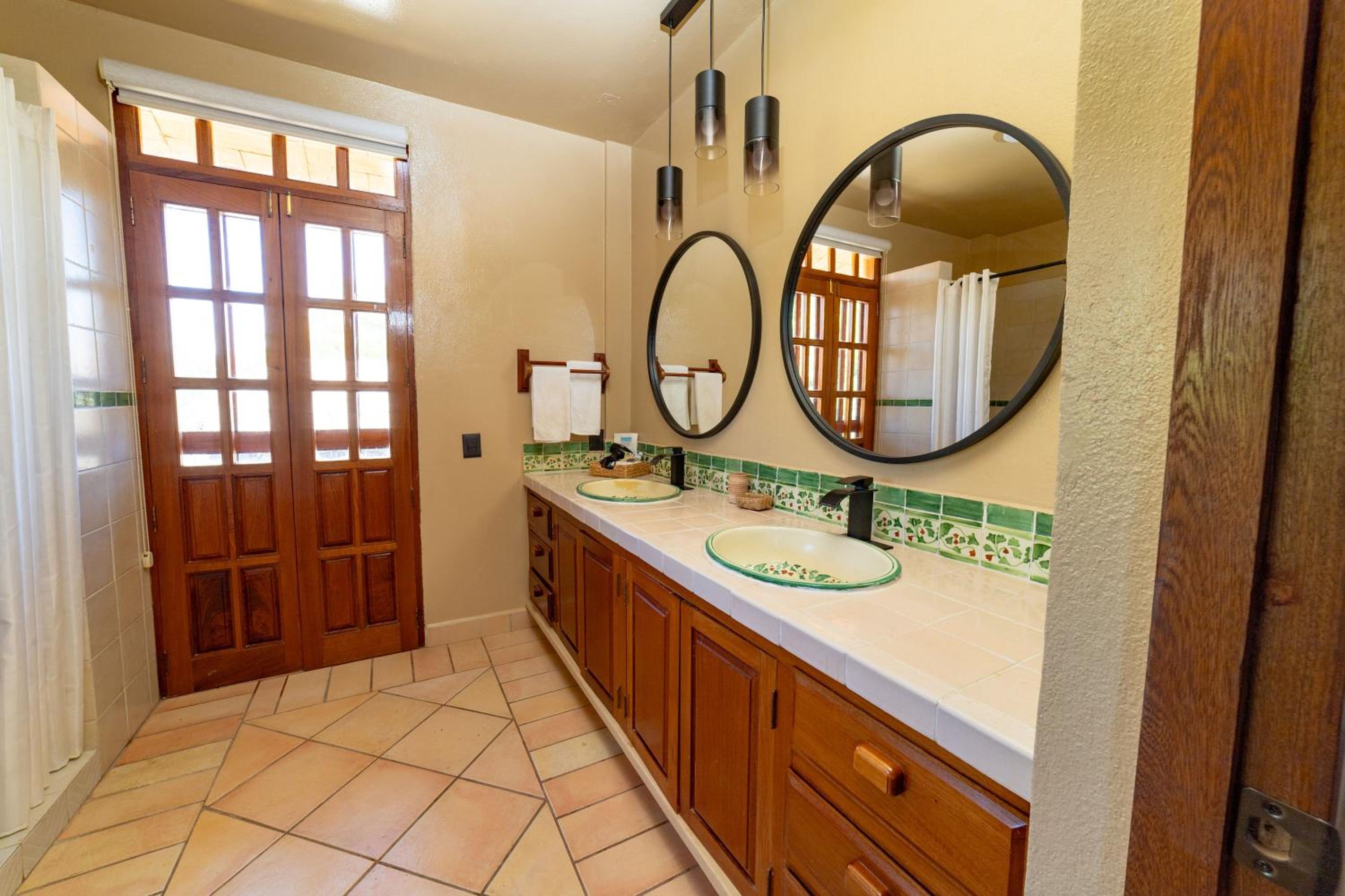 Executive Suite - Photo 10