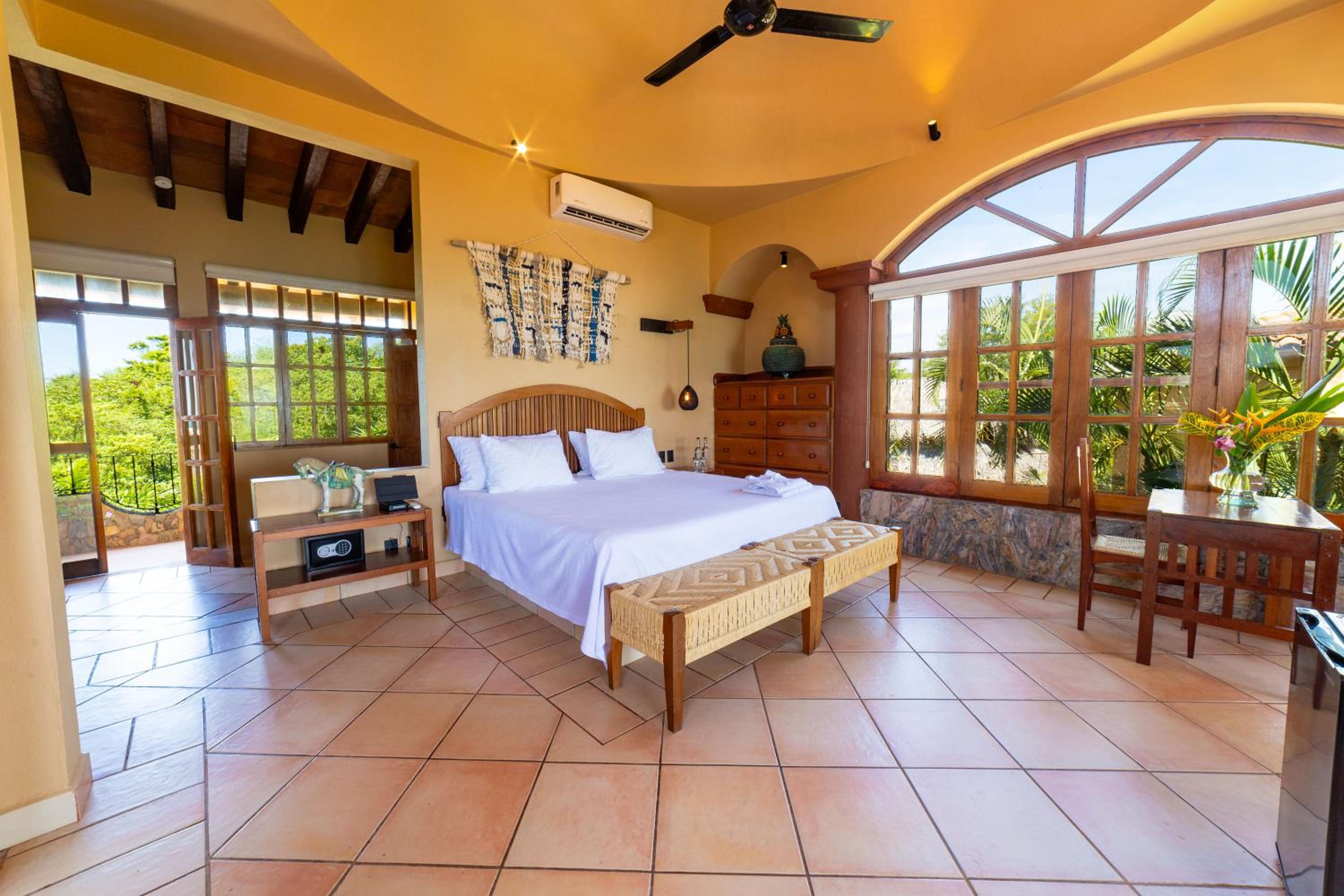 Executive Suite - Photo 7