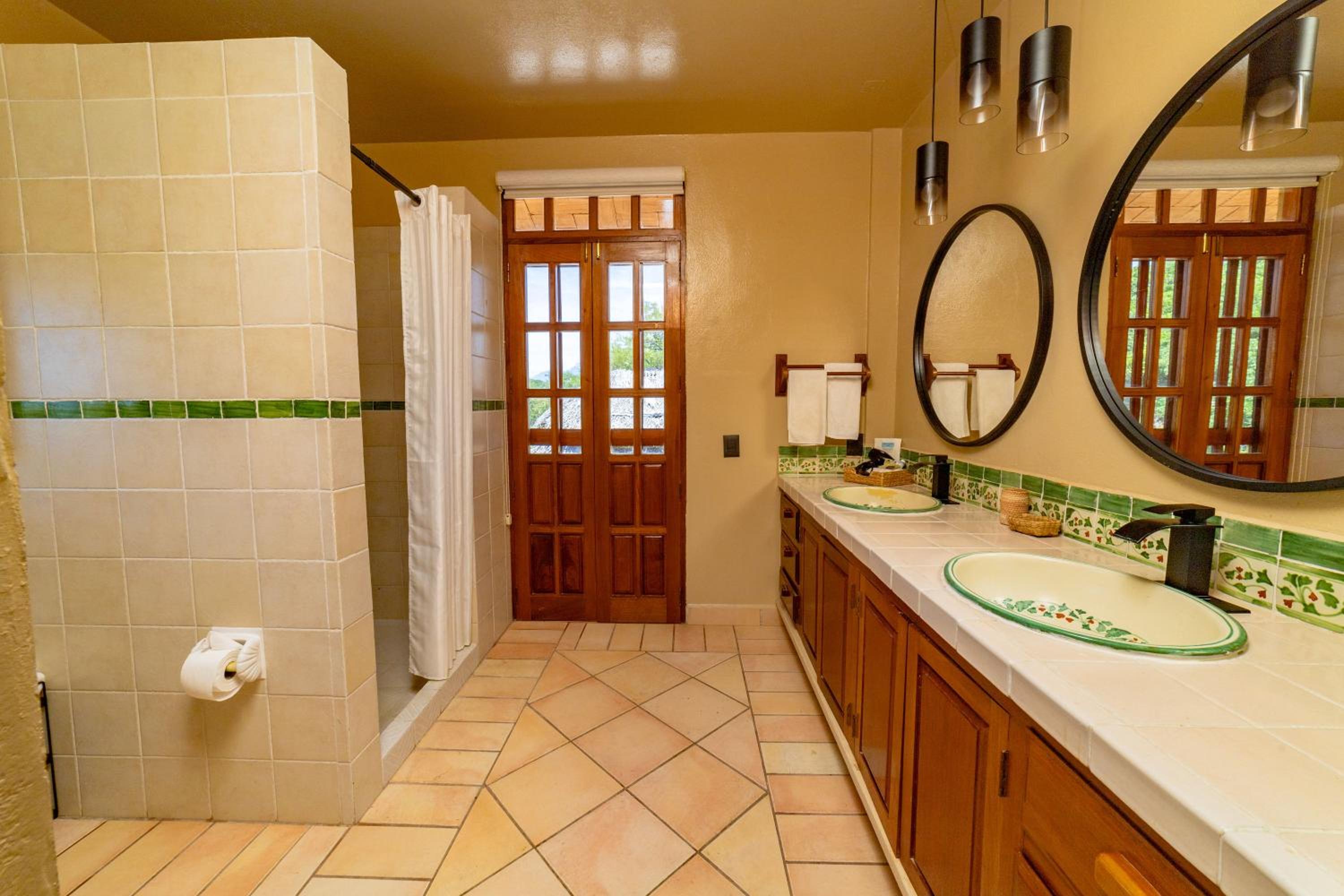 Executive Suite - Photo 11