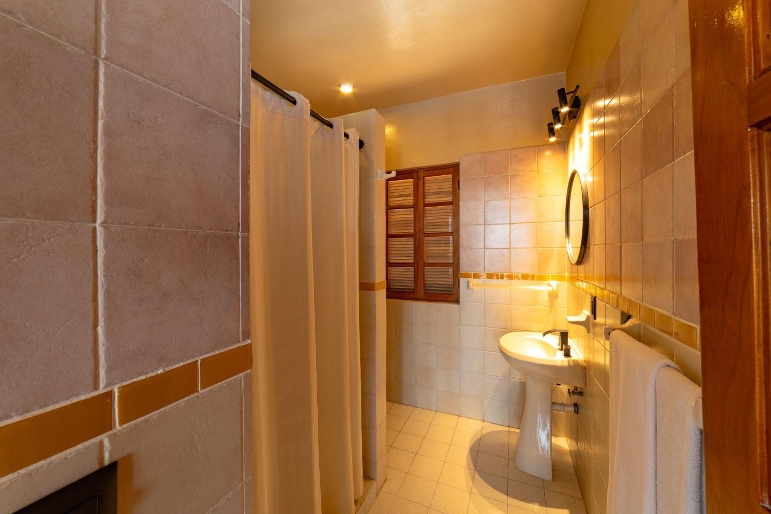 Deluxe Suite with Sea View - Photo 3