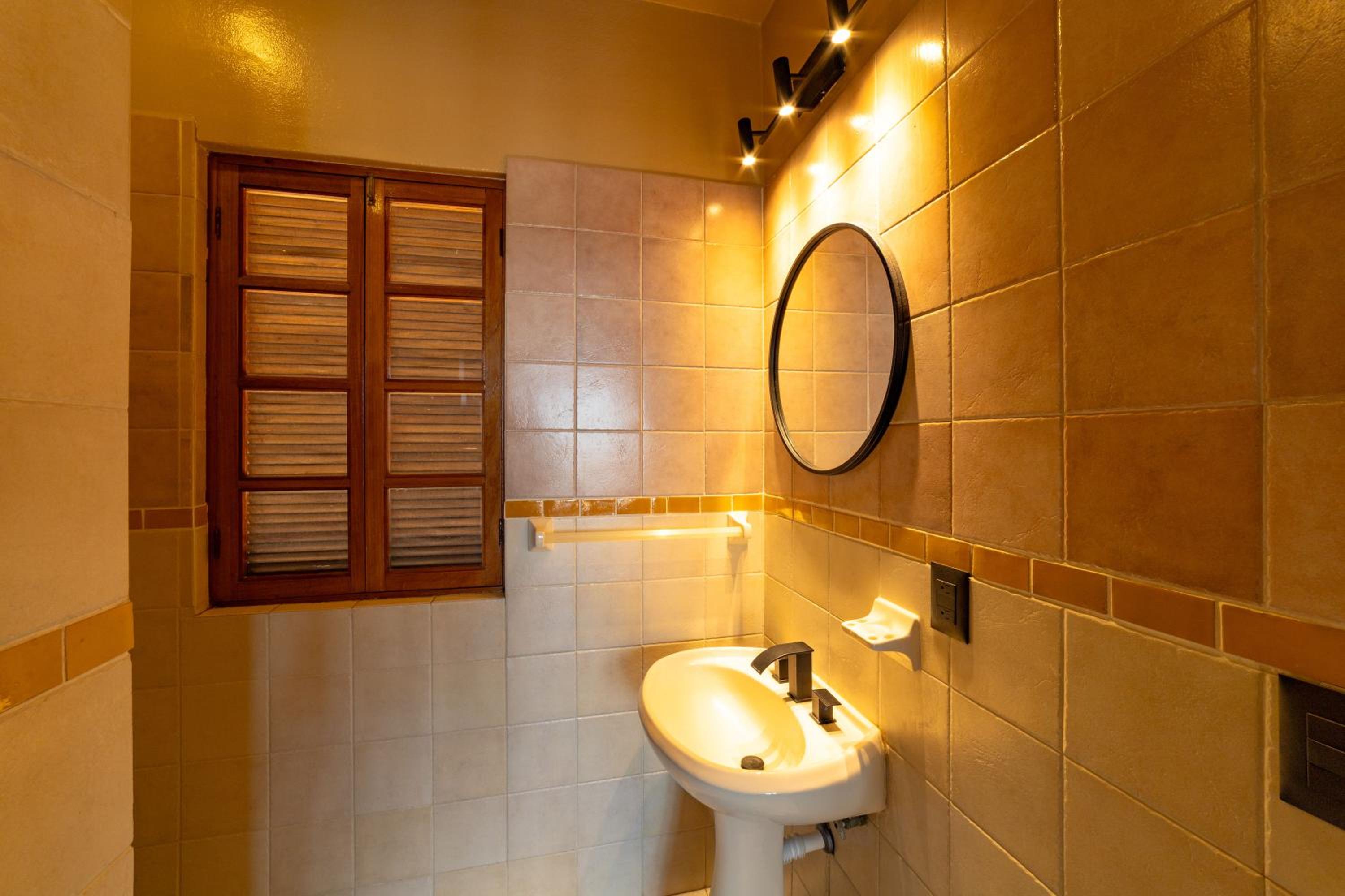 Deluxe Suite with Sea View - Photo 2