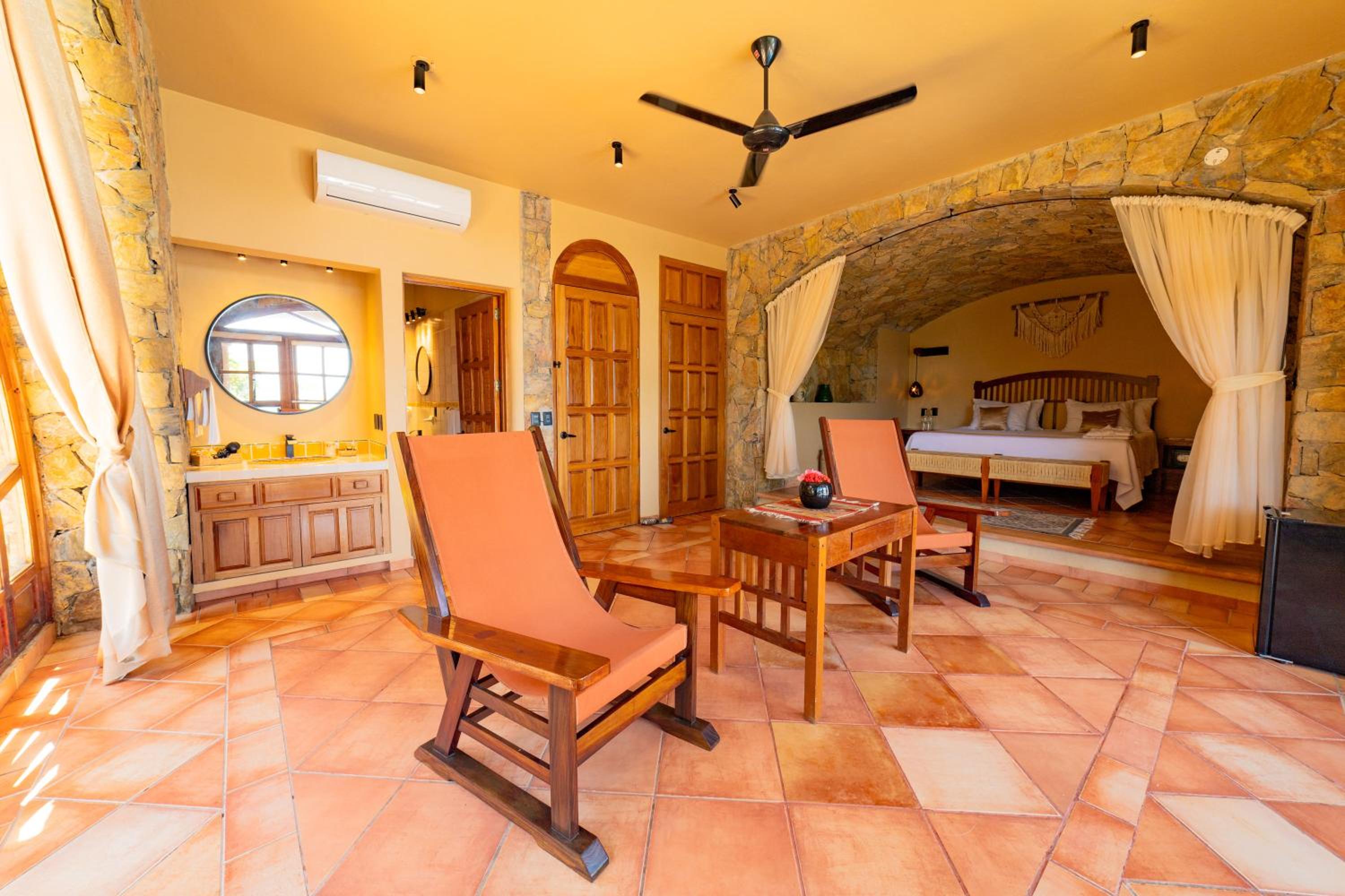 Deluxe Suite with Sea View - Photo 9
