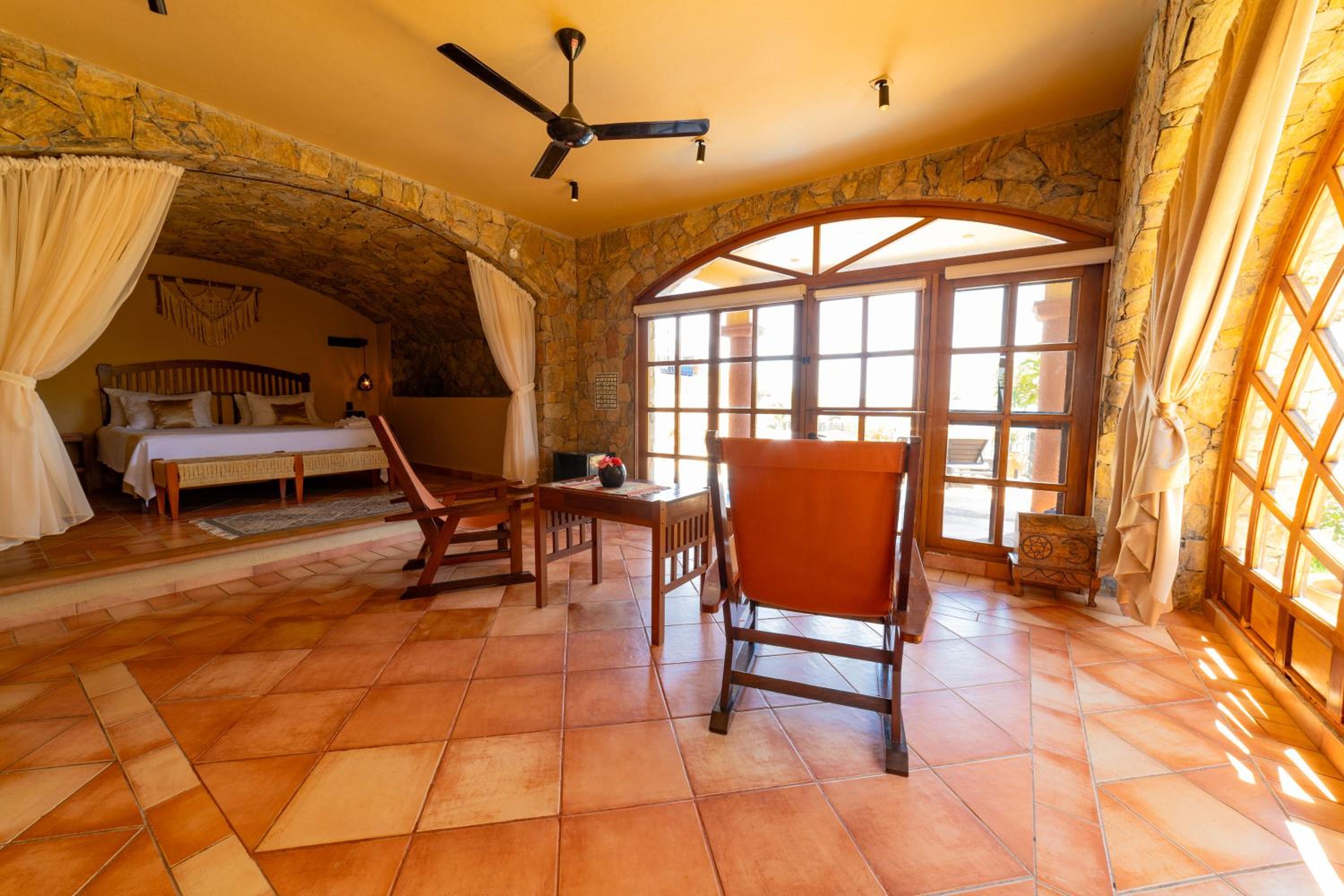 Deluxe Suite with Sea View - Photo 8