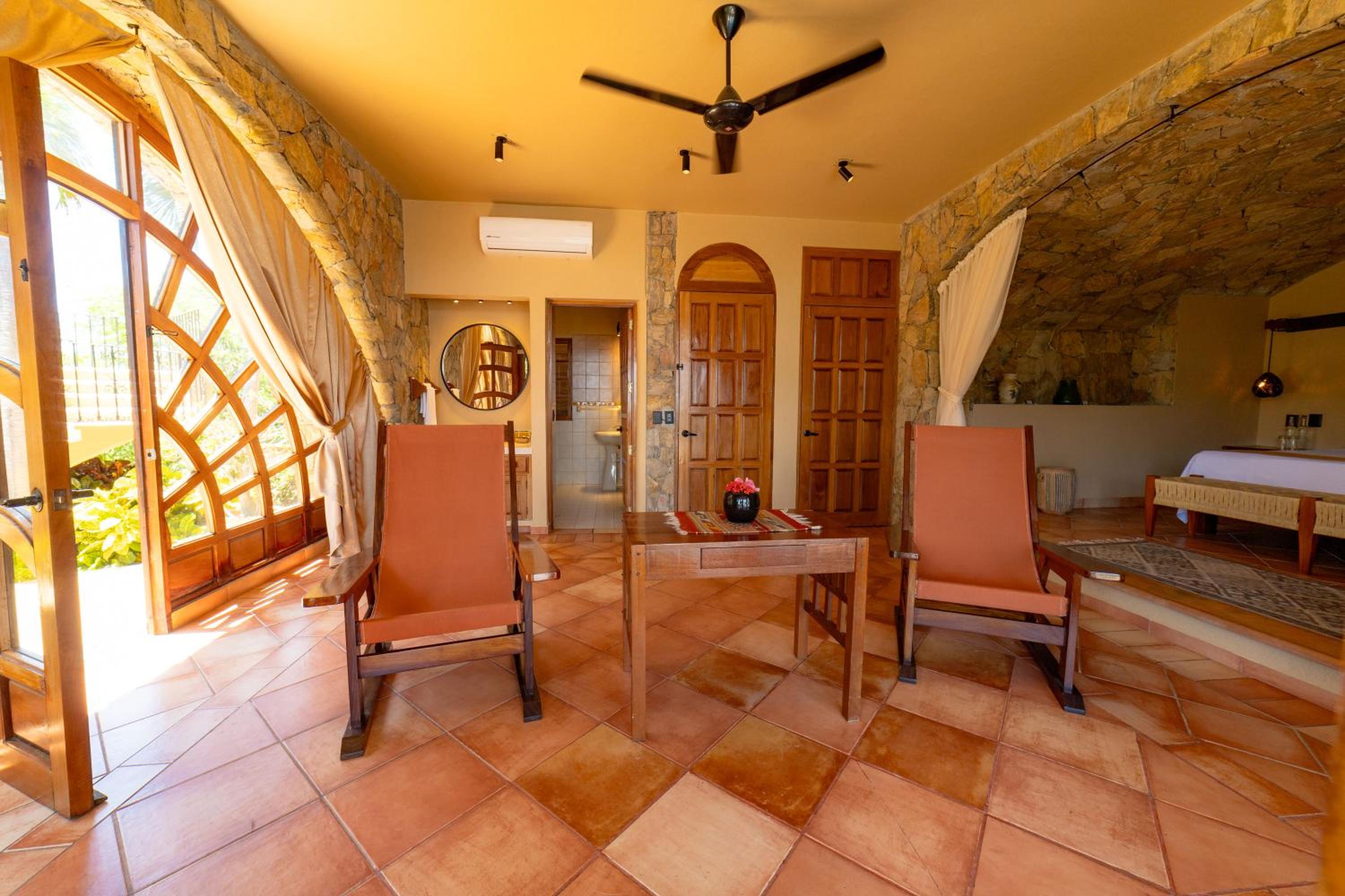 Deluxe Suite with Sea View - Photo 5