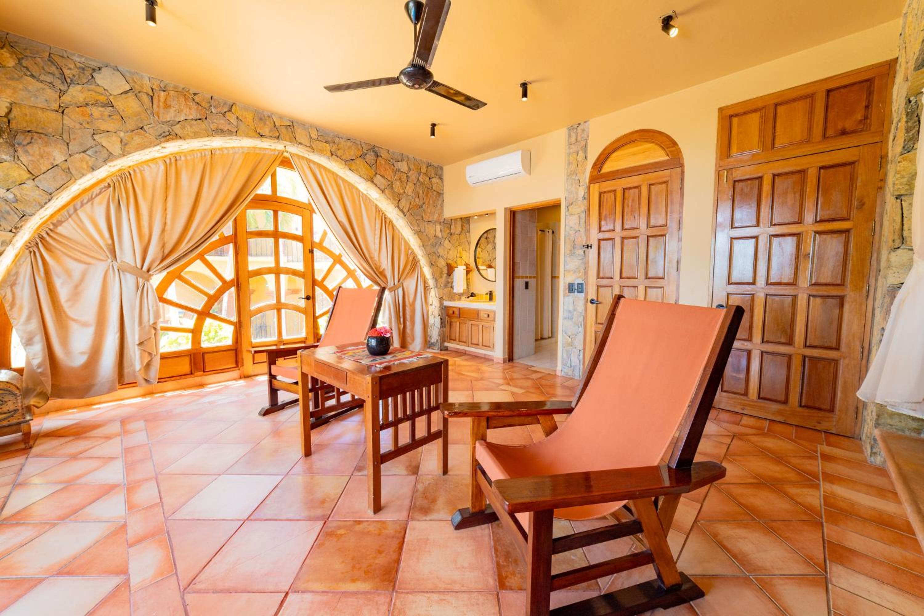 Deluxe Suite with Sea View - Photo 6