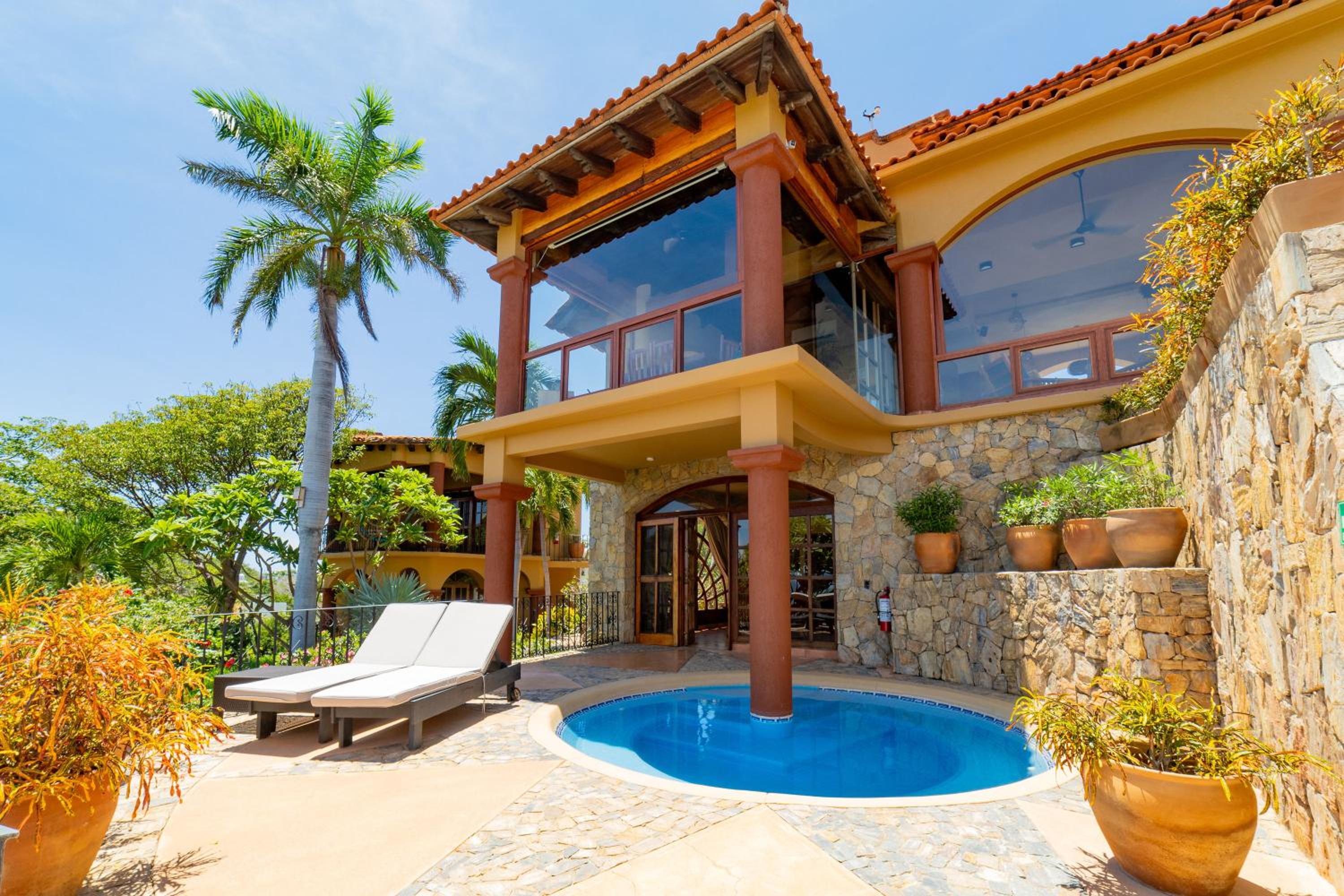 Deluxe Suite with Sea View - Photo 4