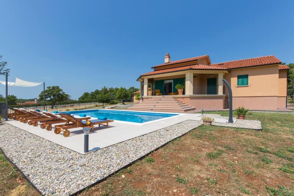 Villa photo 2