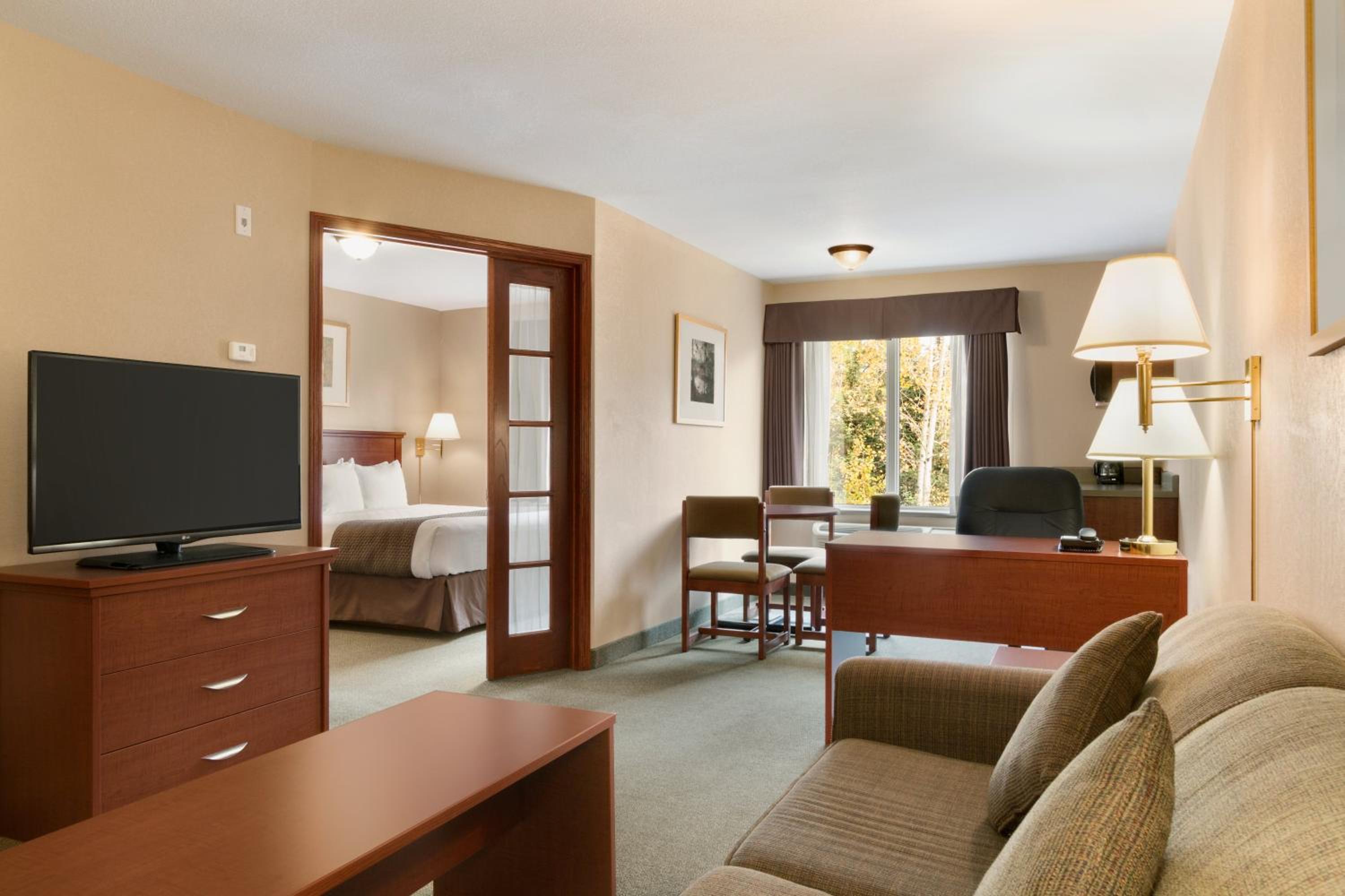 King Suite with Sofa Bed- Non-Smoking  - Photo 3