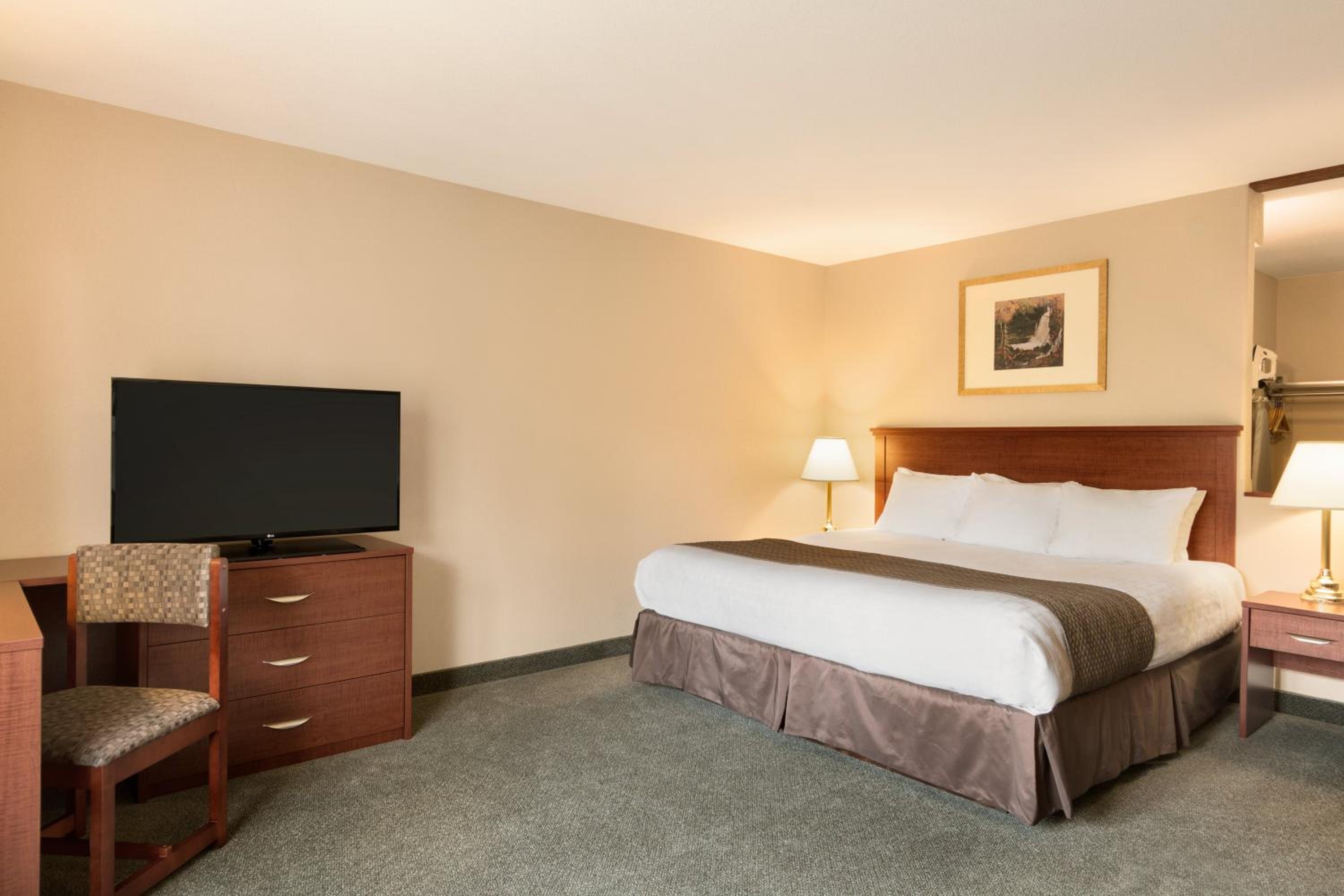King Suite with Sofa Bed- Non-Smoking  - Photo 2