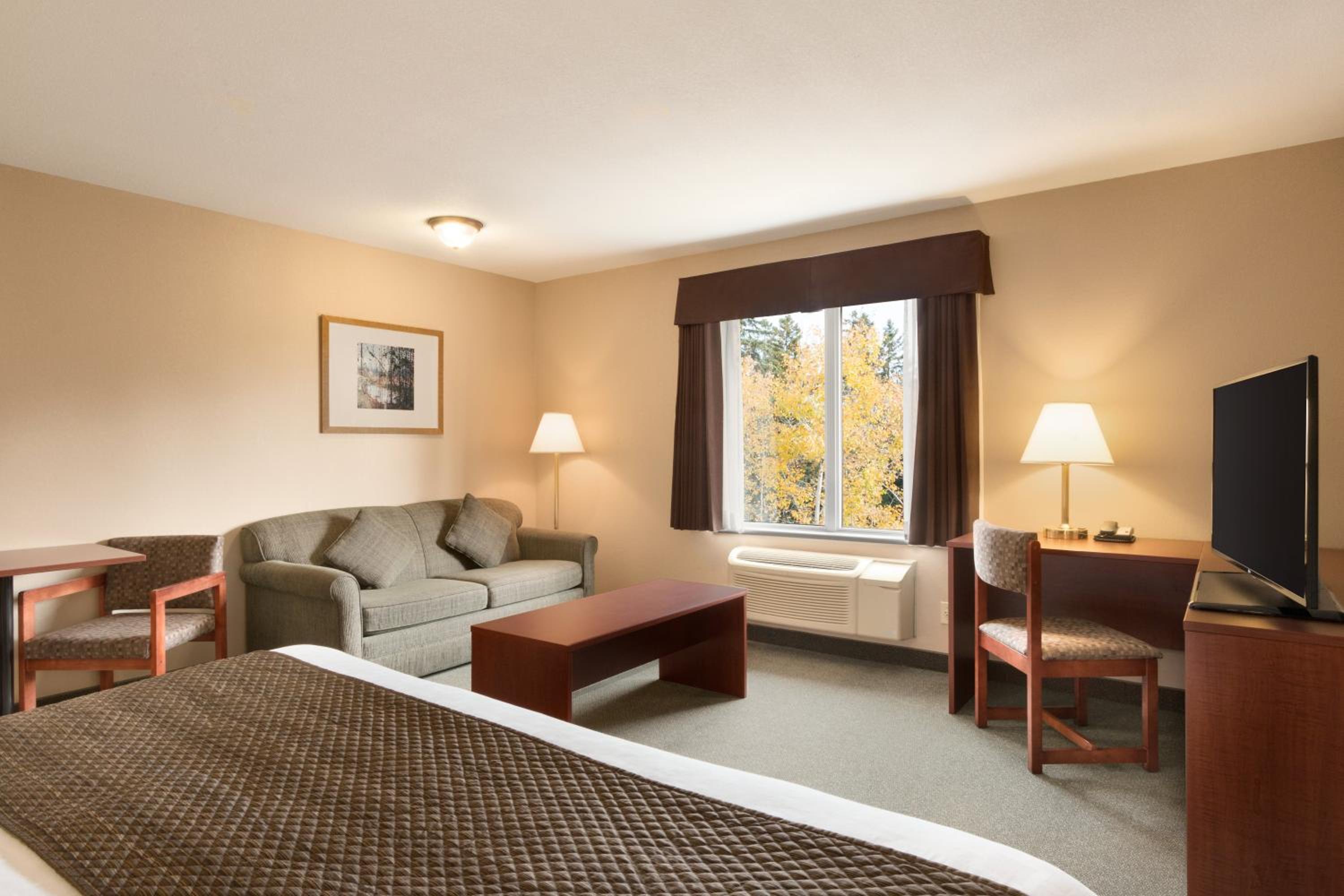 King Suite with Sofa Bed- Non-Smoking  - Photo 1