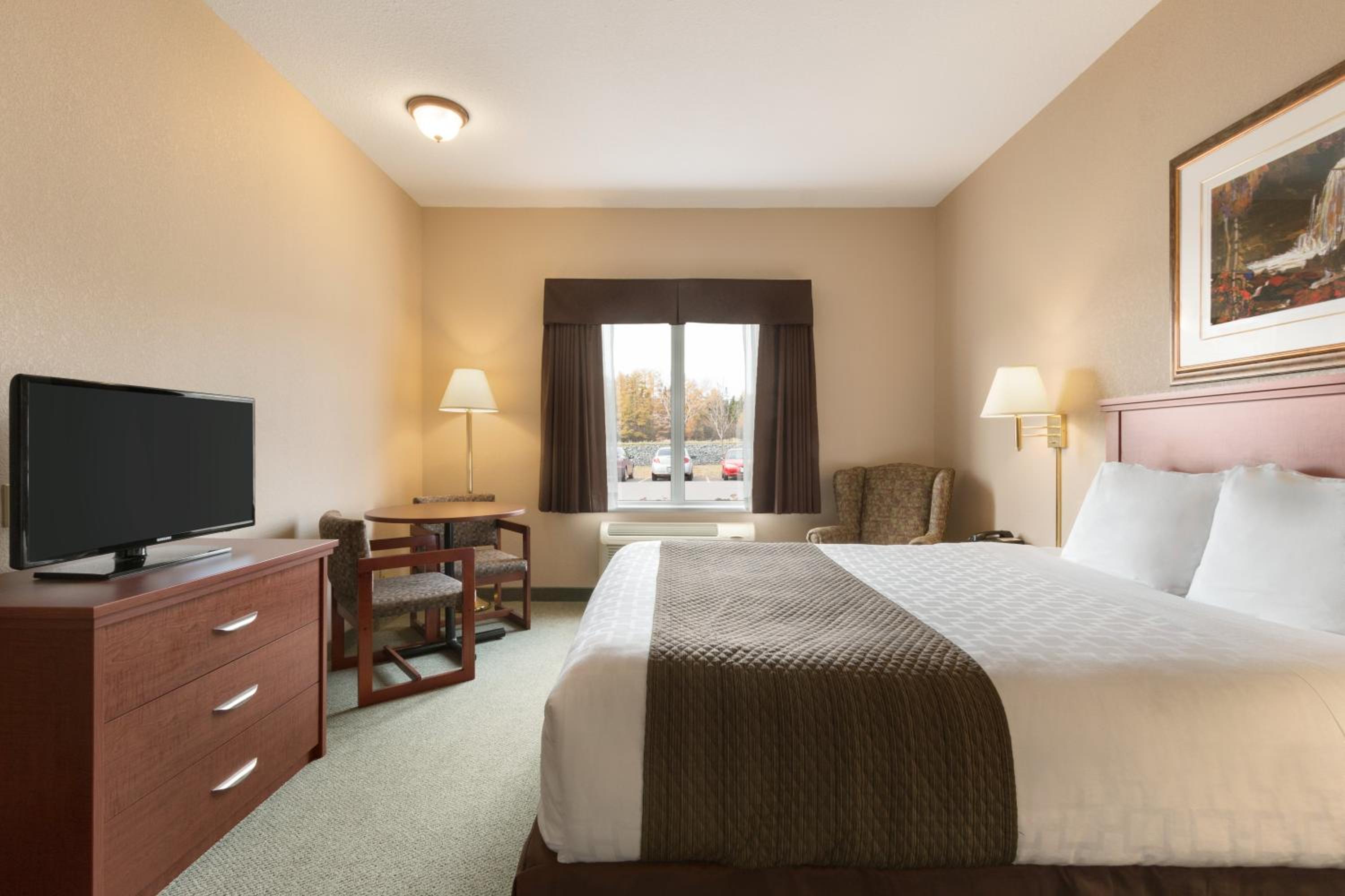 Upper Floor King Room - Disability Access/Non-Smoking - Photo 6