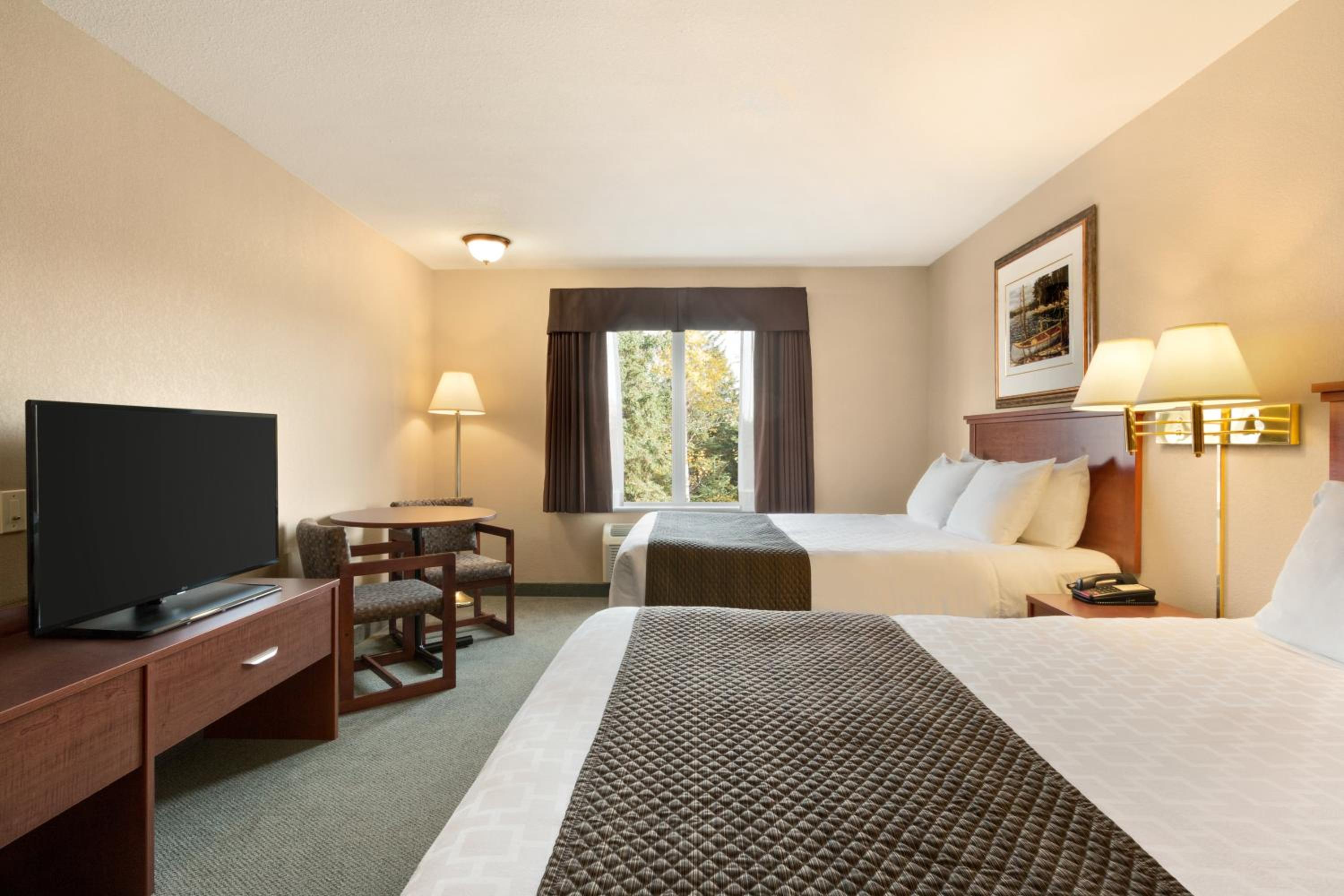 Queen Room with Two Queen Beds - Non-Smoking - Photo 5