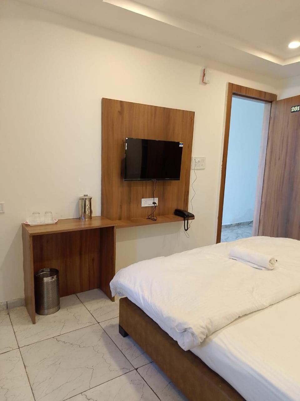 Deluxe Double Room (2 Adults + 1 Child) photo 3